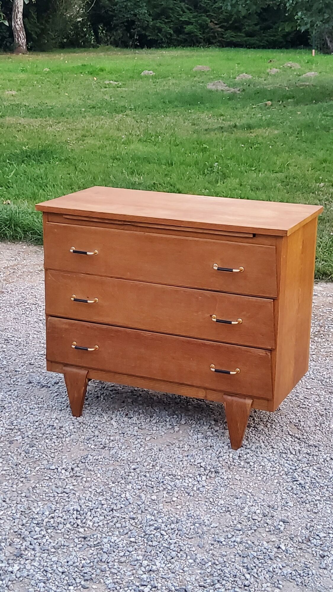 Vintage chest of drawers in golden oak from the 50s with 3 drawers and spindle-legged shelf