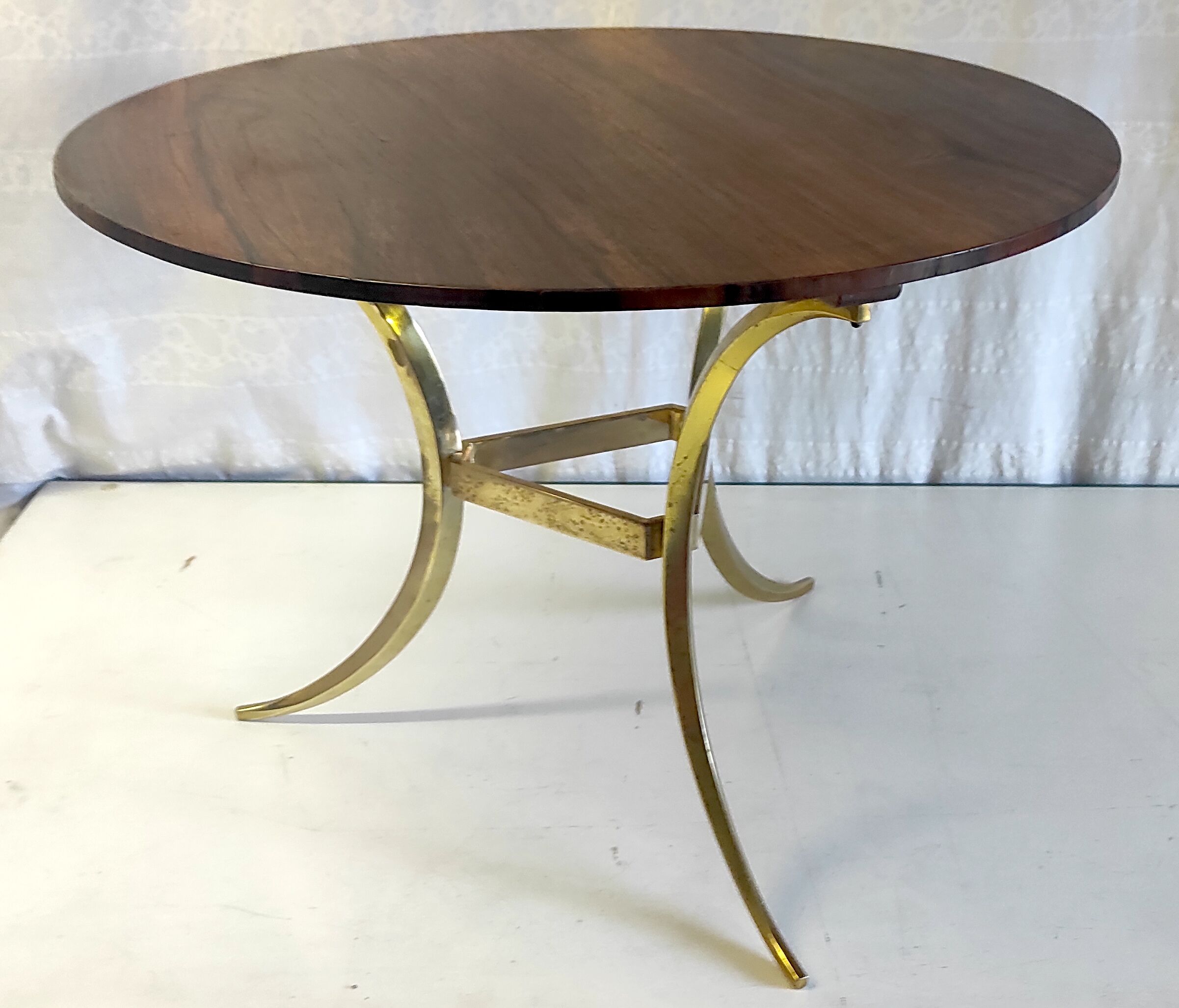 Tripod round coffee table in gilded brass and rosewood – 60s/70s