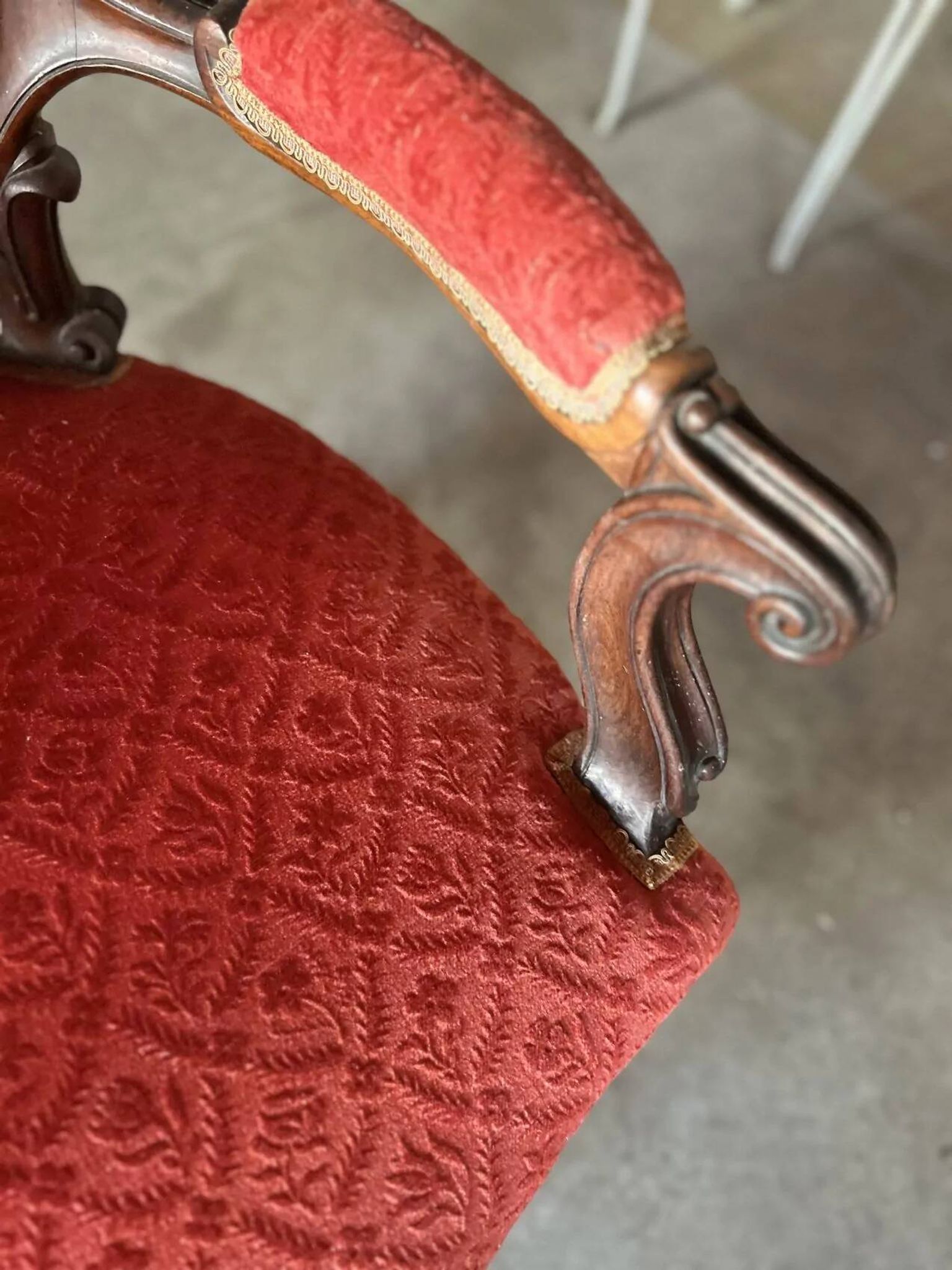 Napoleon III medallion armchair in carved wood and red velvet.