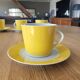 4 tasses et sous-tasses jaunes et blanches