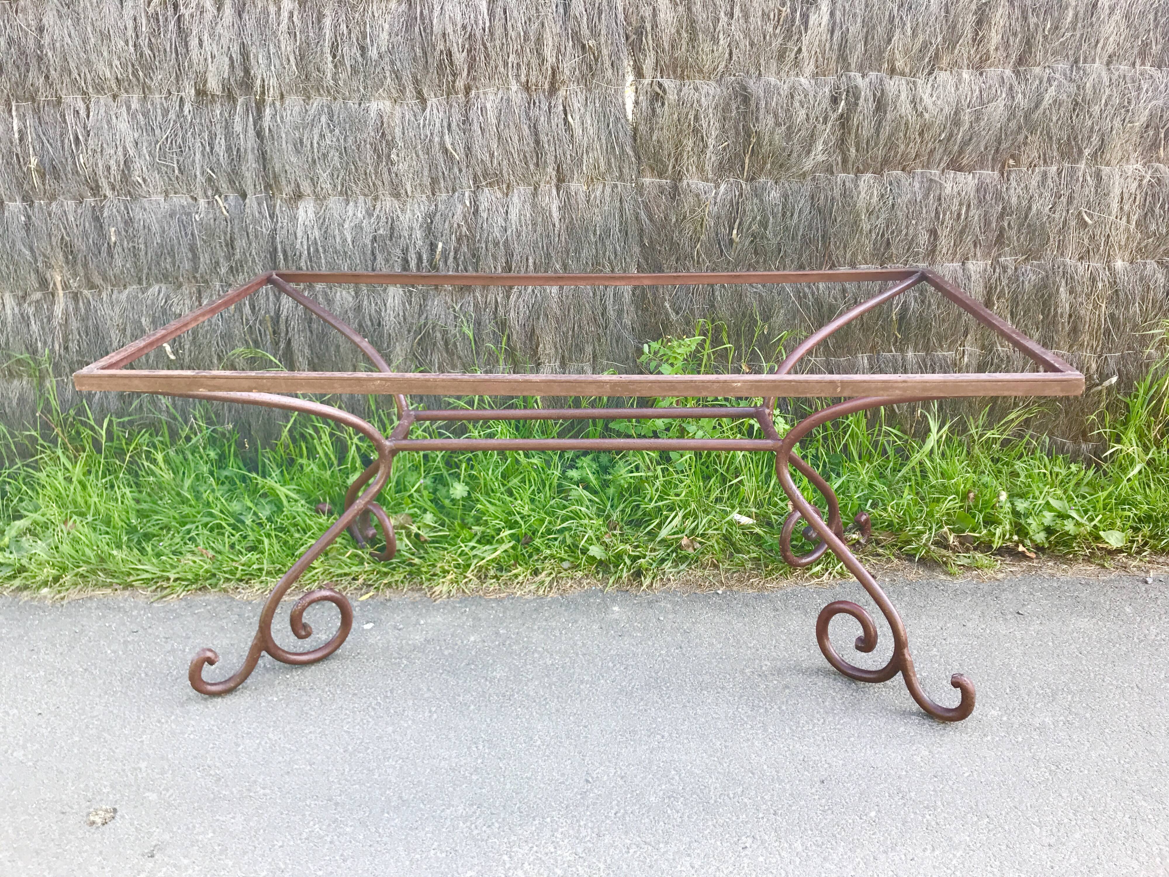 Large provenonal table