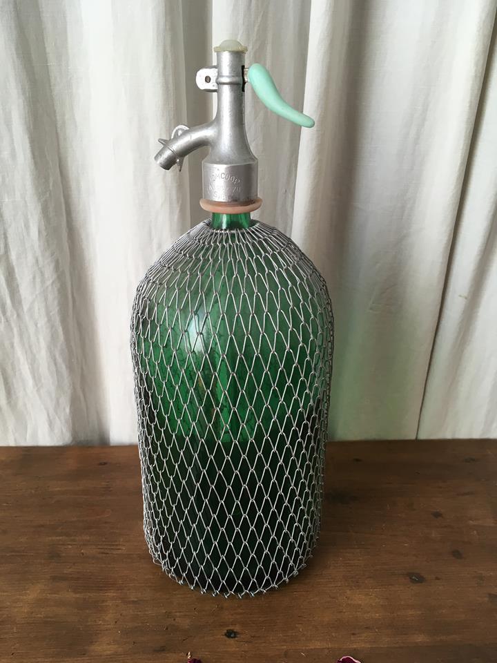 Large siphon origin Romania in glass with mesh body.