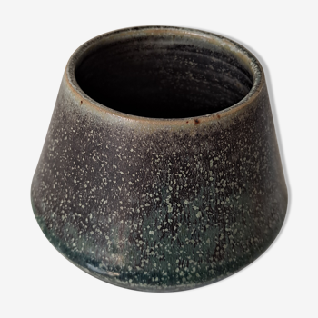 Speckled sandstone vase