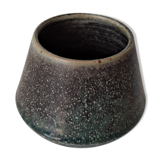 Speckled sandstone vase