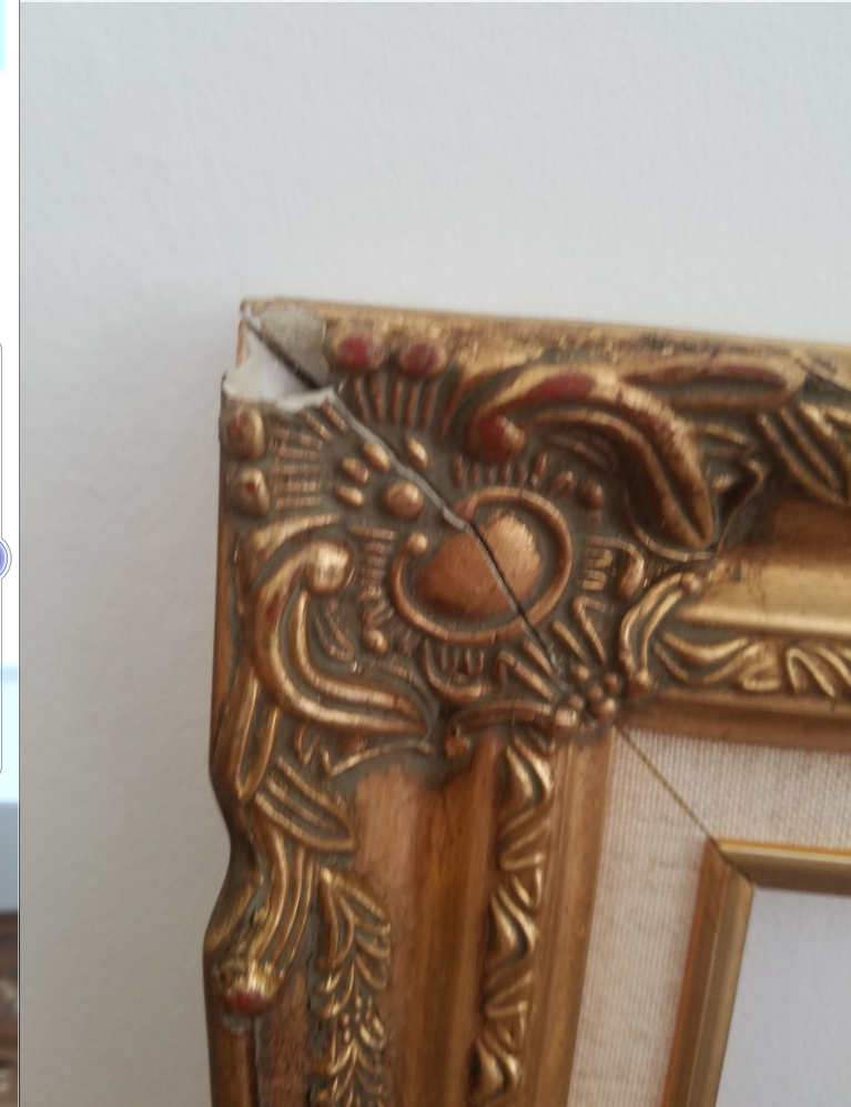 Old gilded frame in solid wood and plaster.