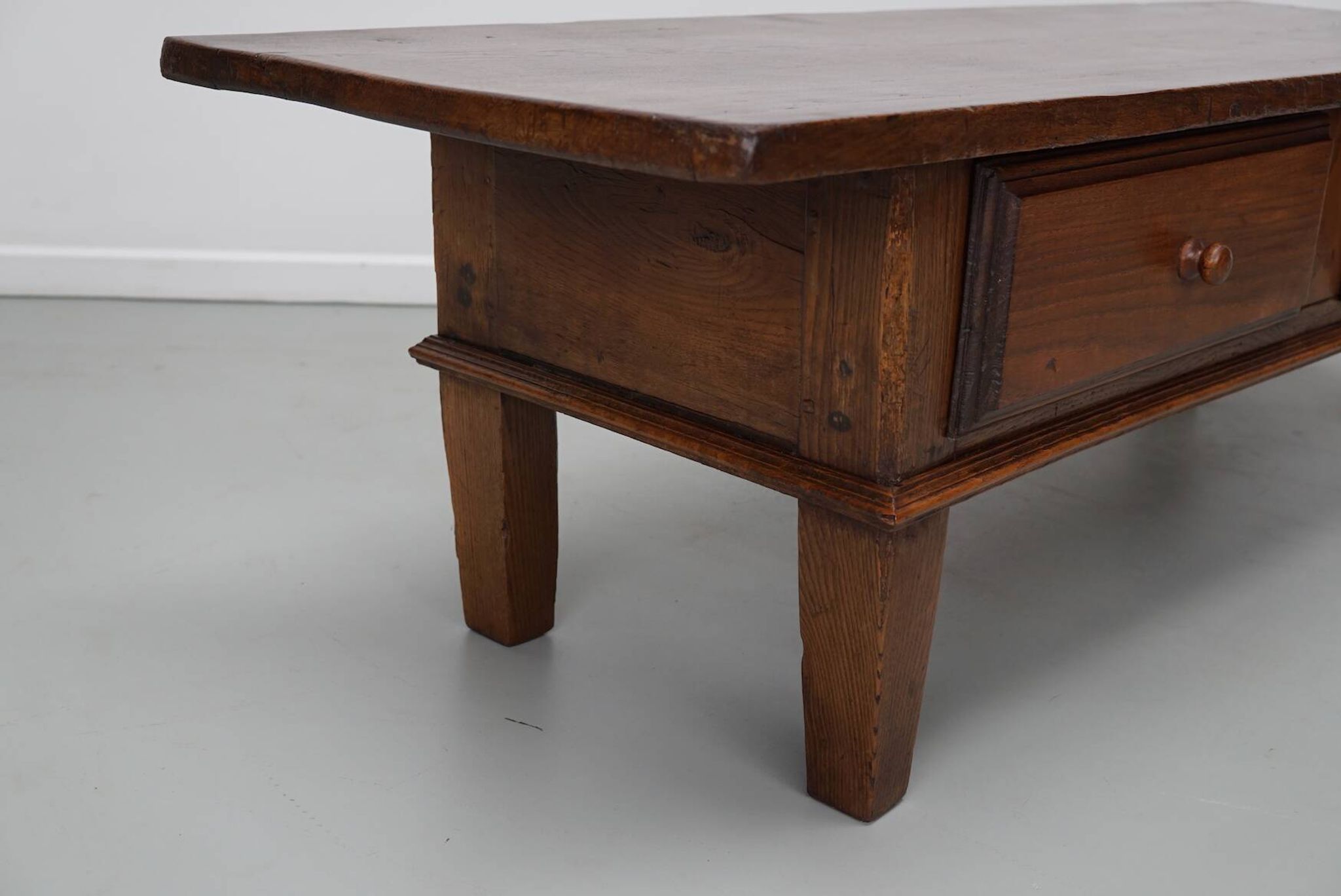Table basse rustique en châtaignier de style campagnard espagnol du XIXe siècle