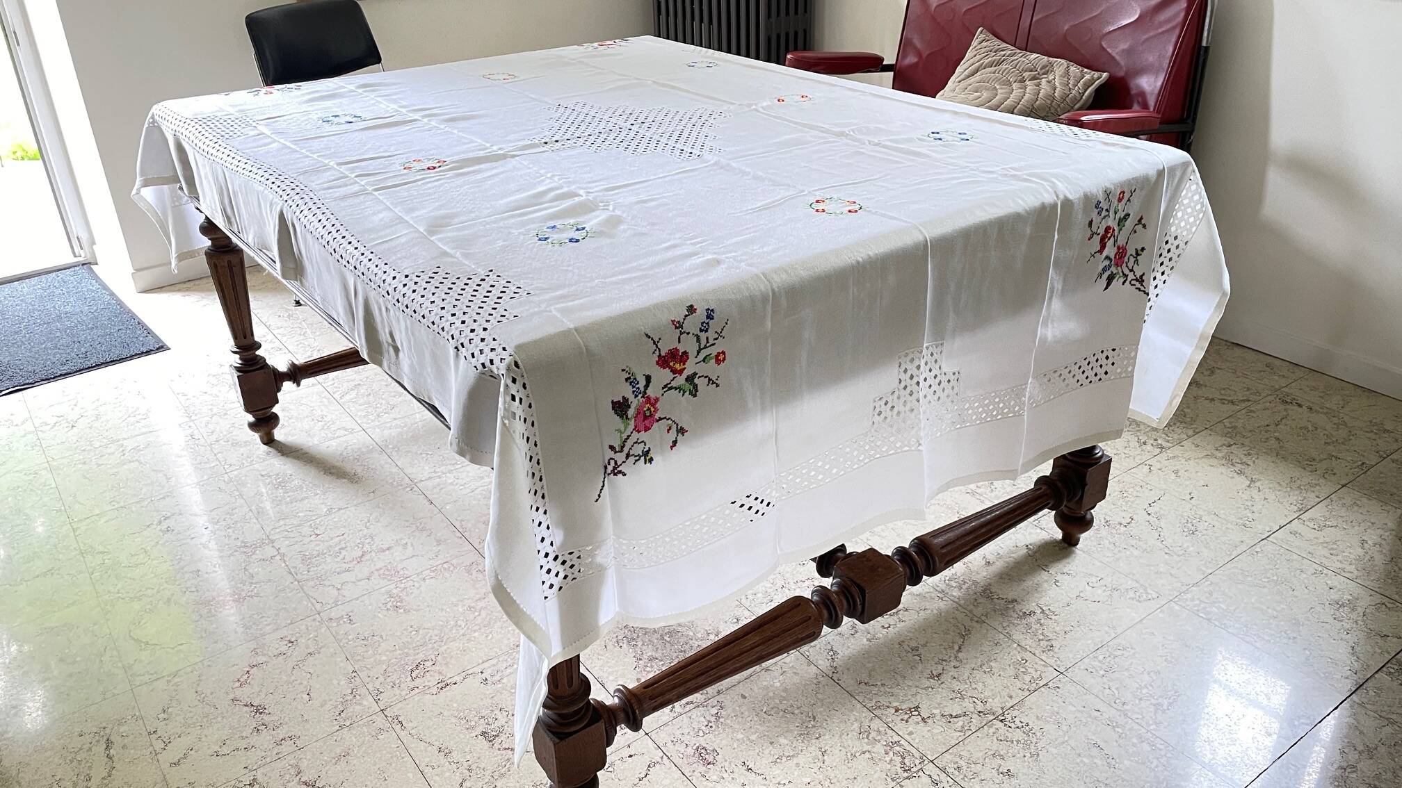 Embroidered tablecloth + 12 vintage napkins