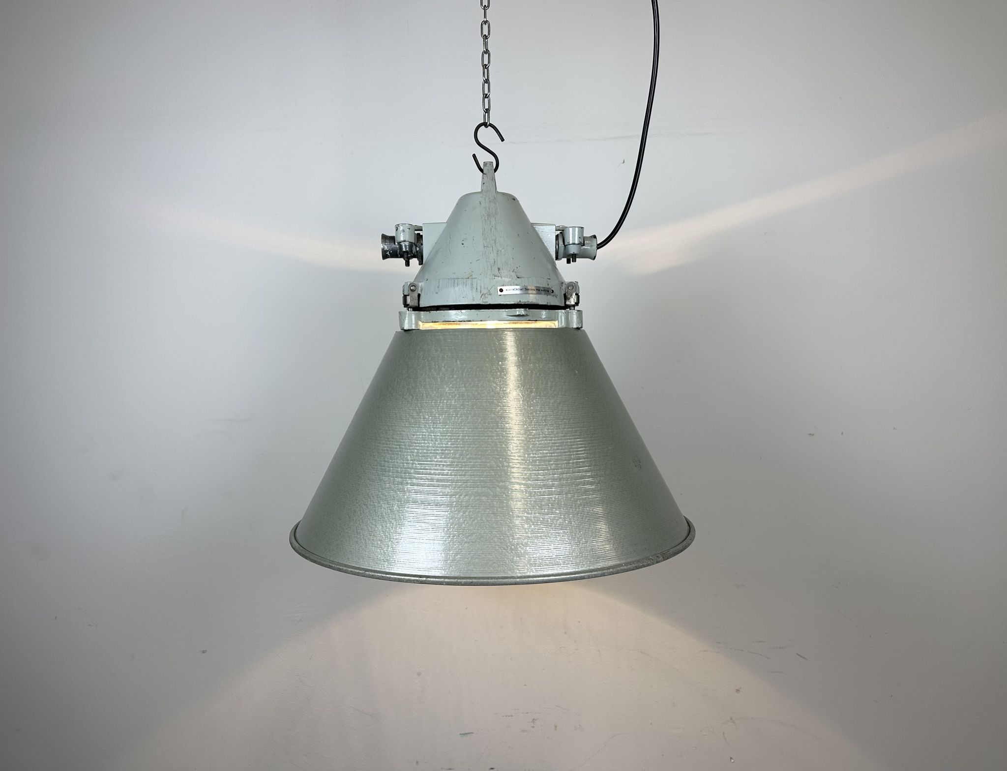 Lampe antidéflagrante industrielle avec abat-jour en aluminium d’Elektrosvit, années 1970