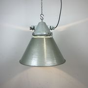 Lampe antidéflagrante industrielle avec abat-jour en aluminium d’Elektrosvit, années 1970