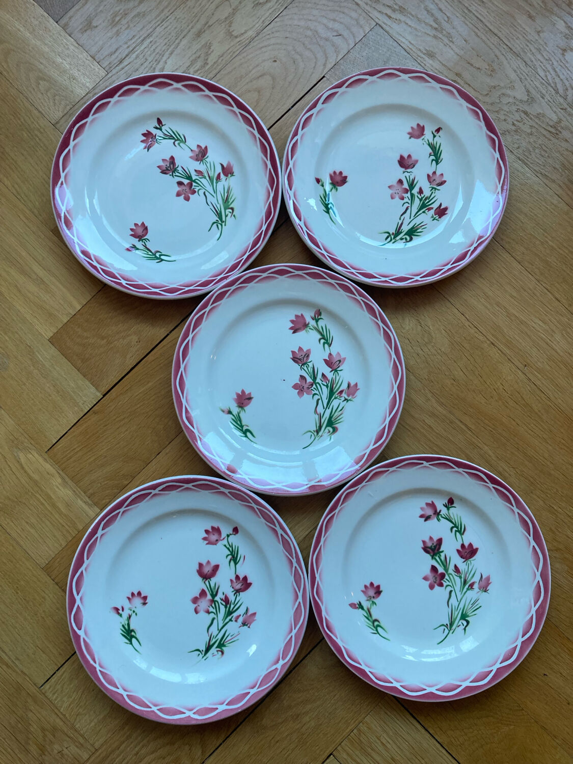 Flat plates Aude Sarreguemines with a rose flower design.