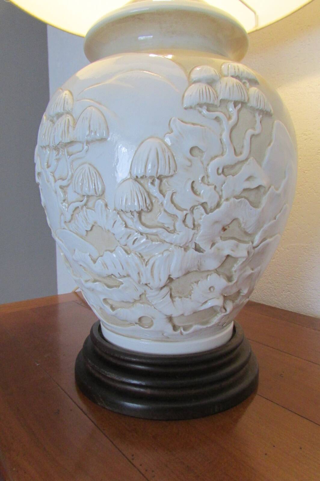 Large enameled porcelain lamp in relief, Asian pattern