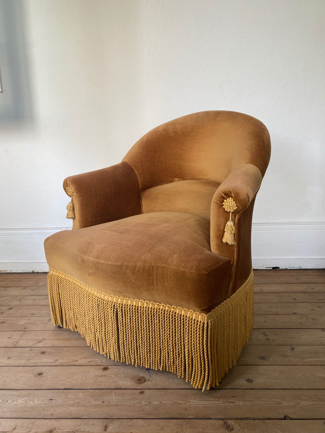 Toad armchair in golden velvet