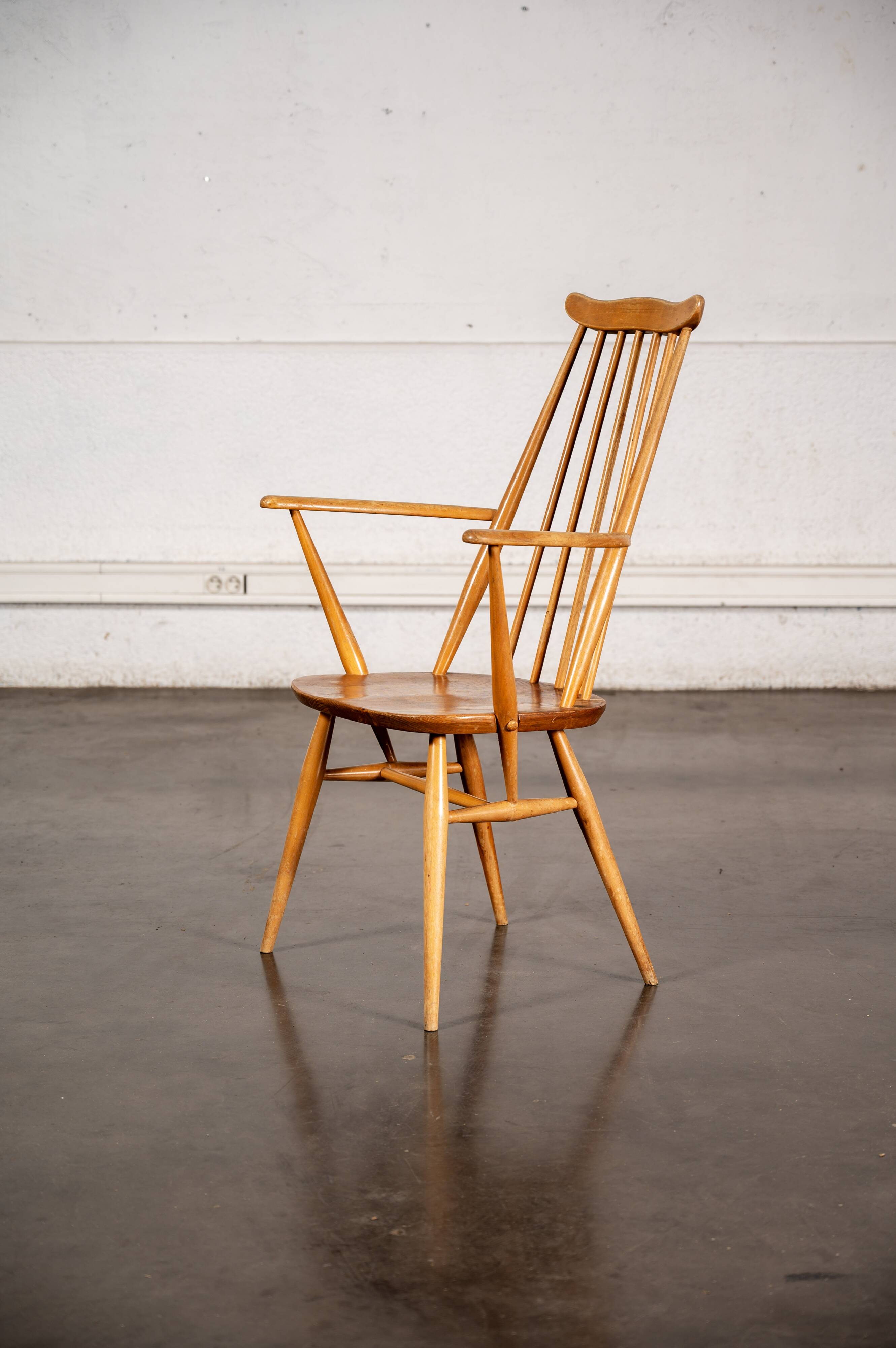 Set of 2 Windsor chairs with armrests.