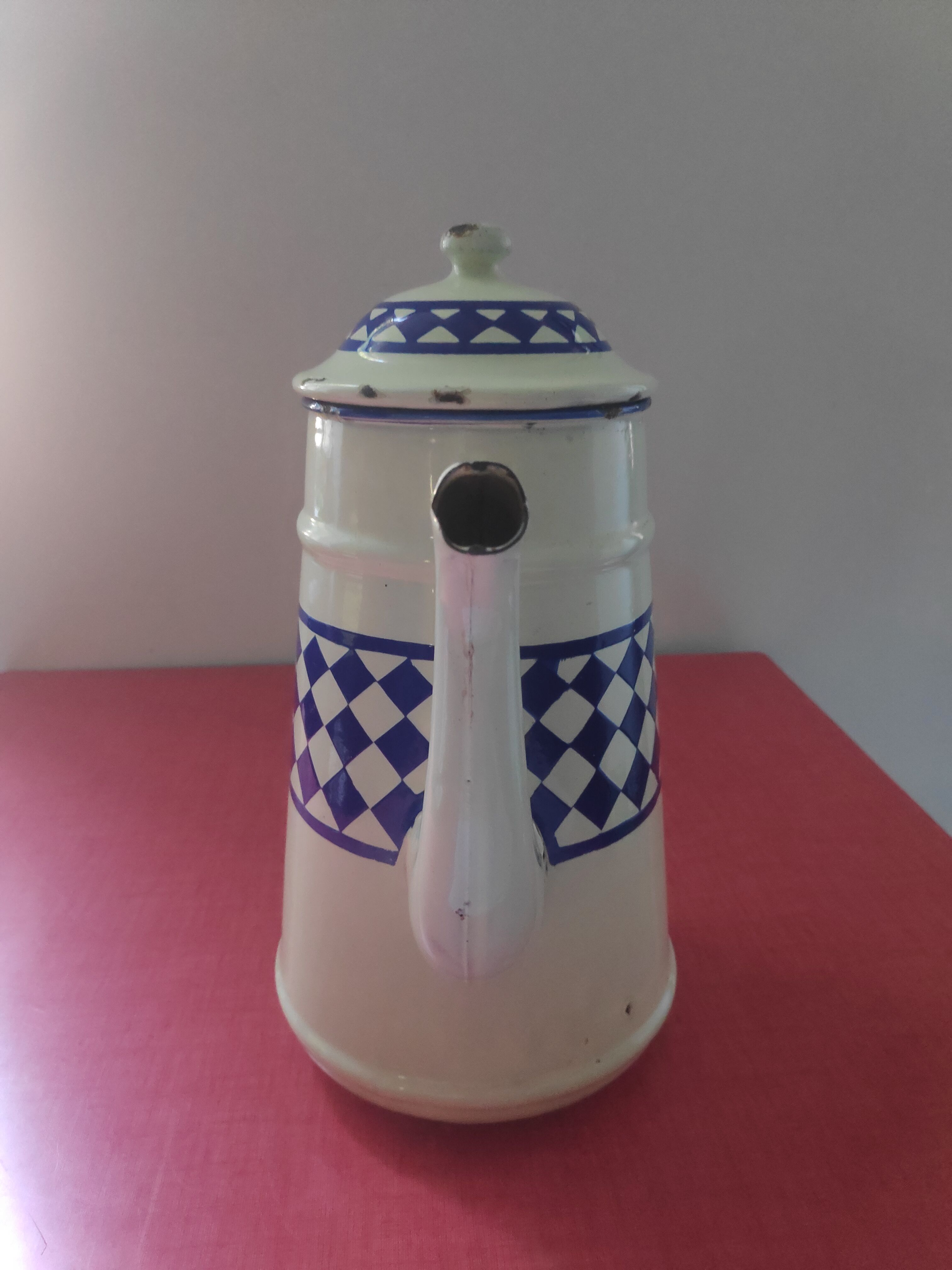 White enamelled sheet metal coffee maker with blue diamonds in relief
