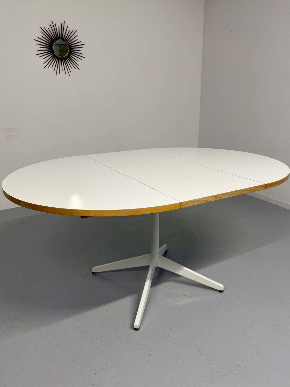 Extendable dining table designed by George Nelson for Herman Miller 60’