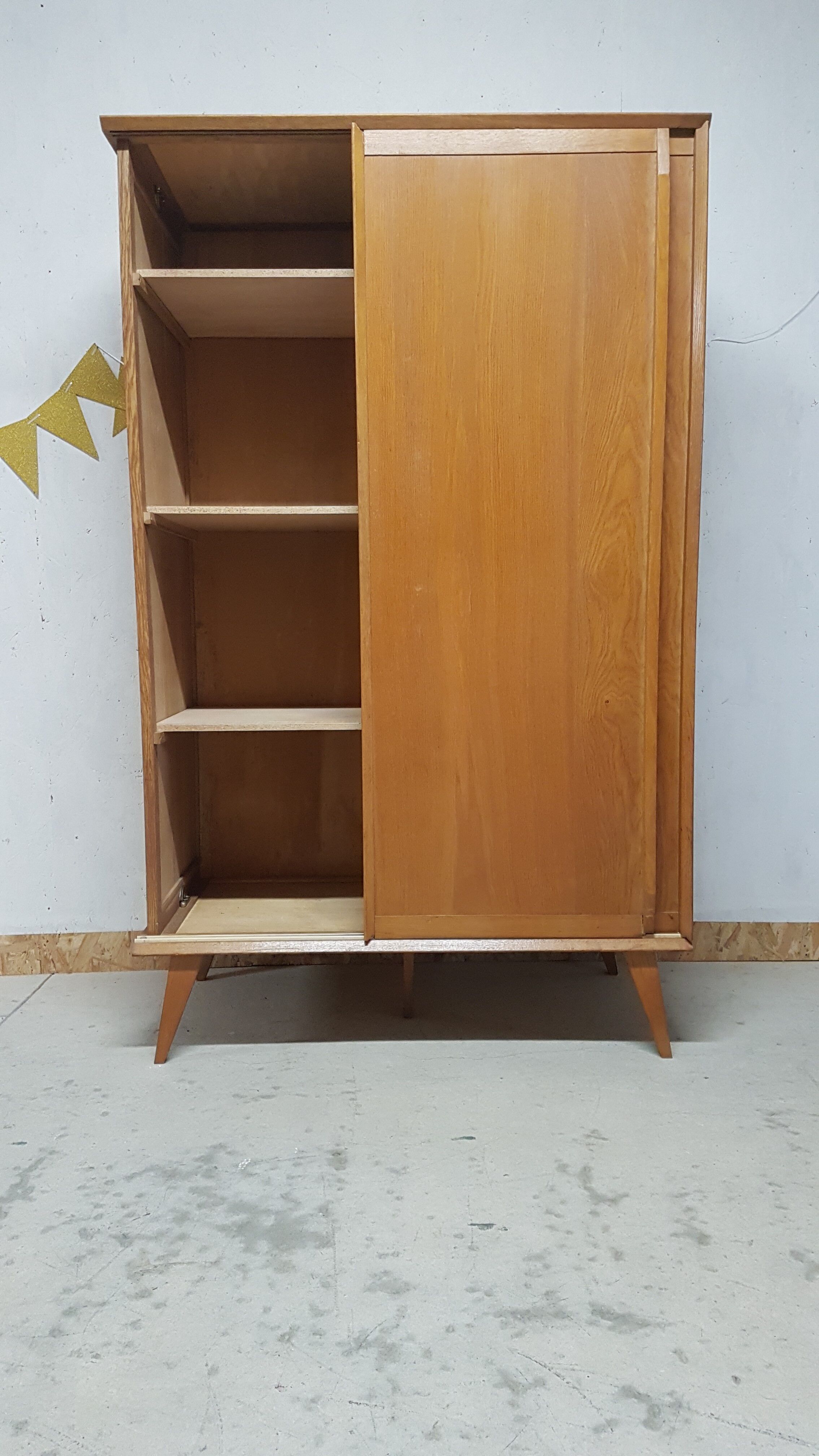 Armoire vintage en bois  pieds compas
