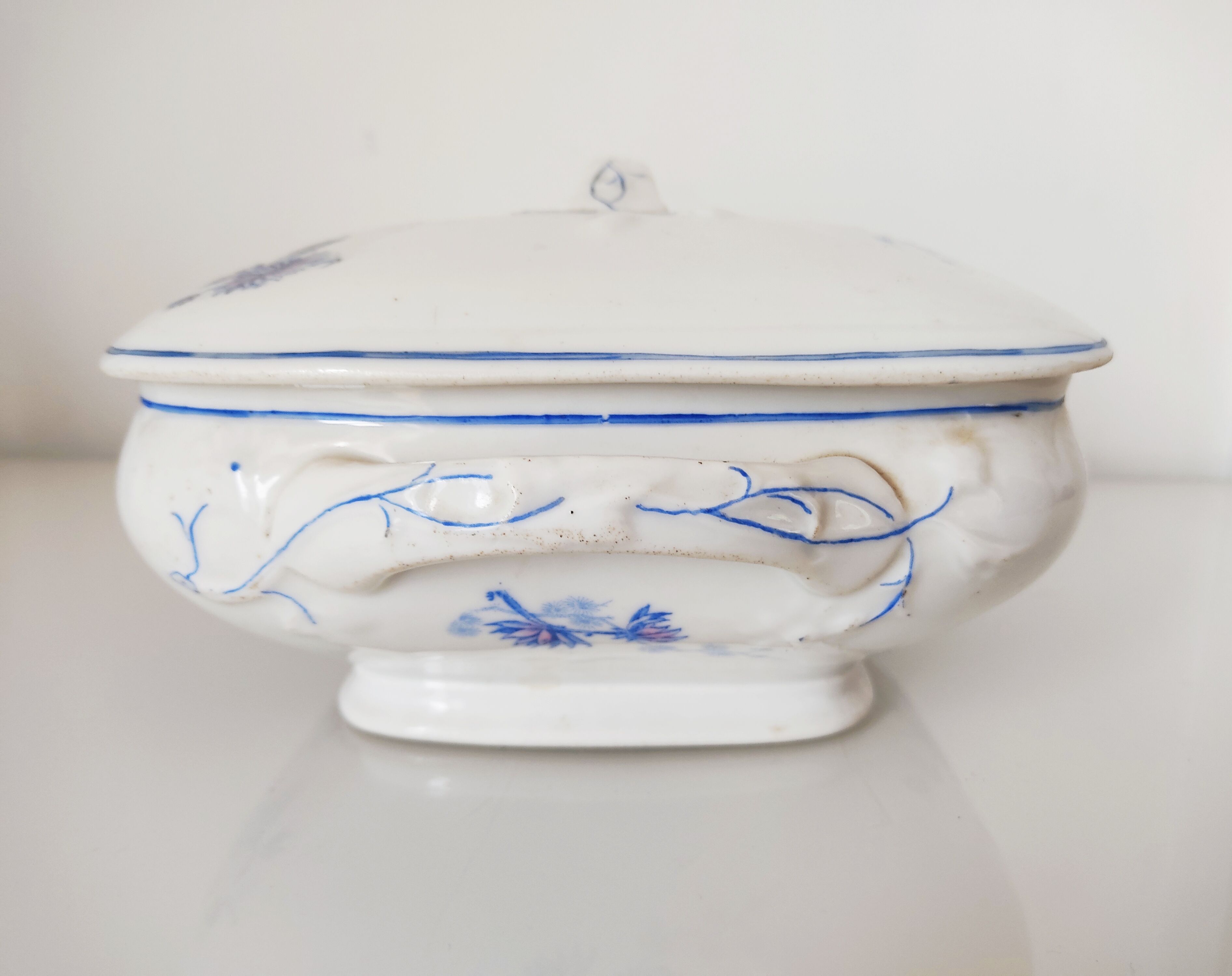 Dish with porcelain lid decoration blue flowers