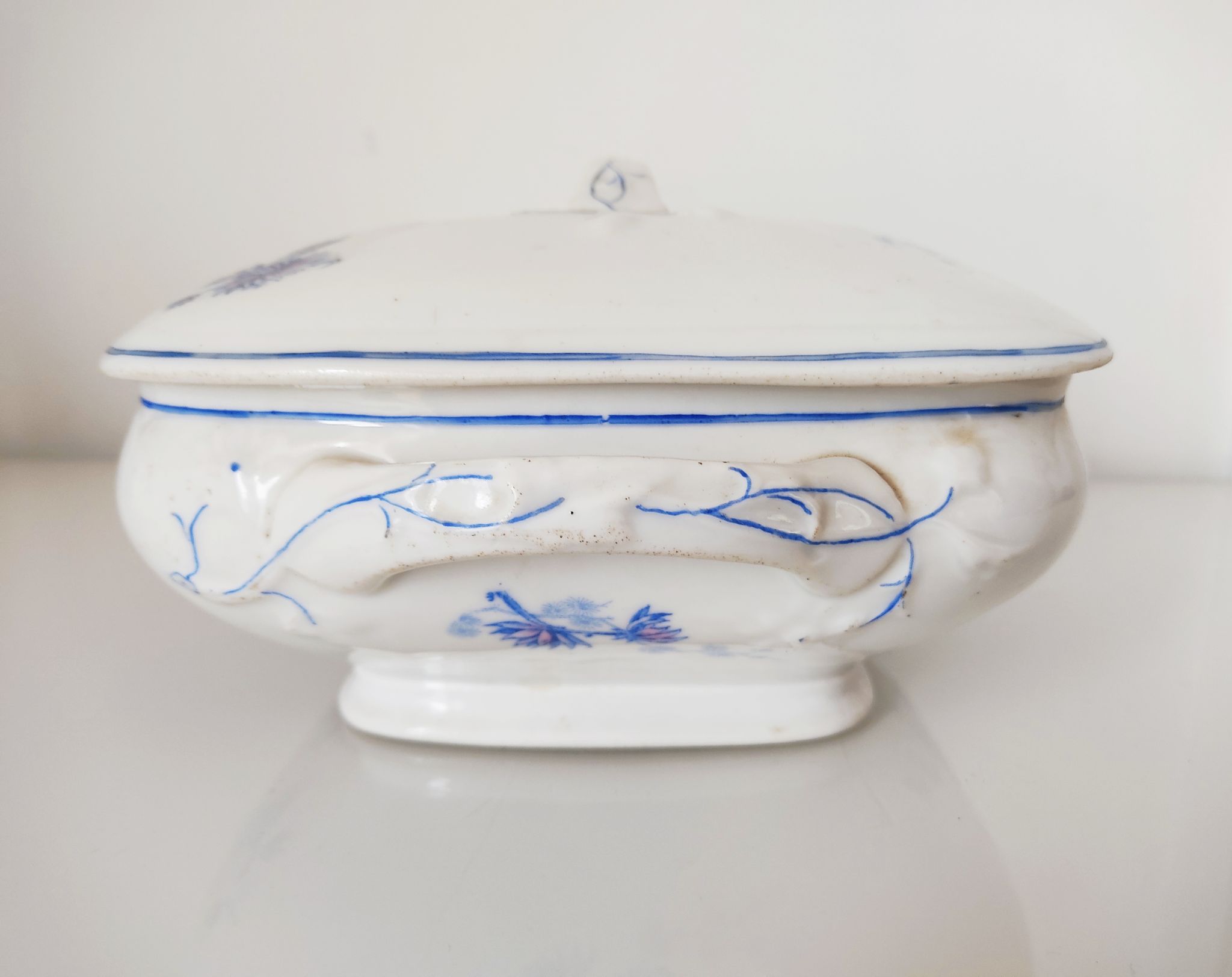 Dish with porcelain lid decoration blue flowers
