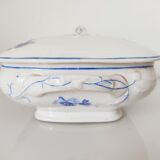 Plat avec couvercle en porcelaine décor fleurs bleues
