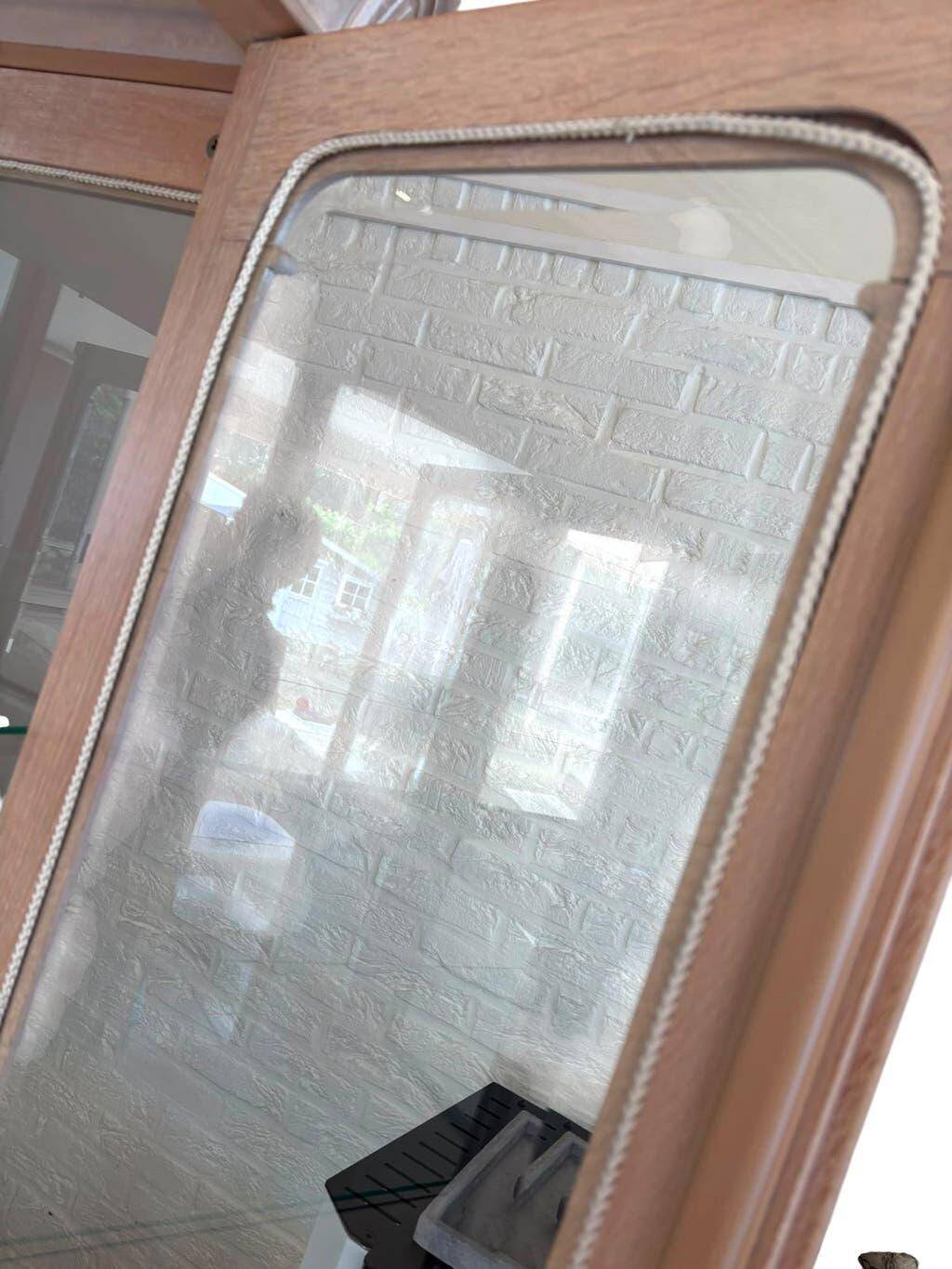 Vintage display cabinet in white rosewood from the 1990s.