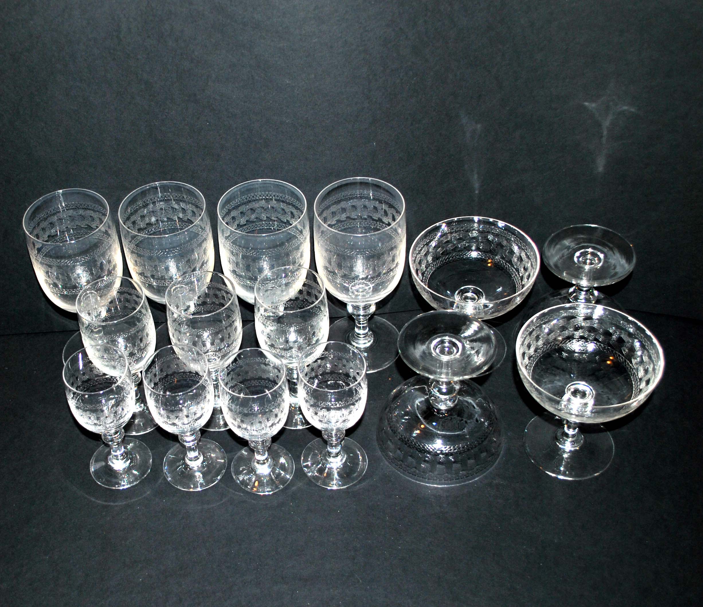 Set of 4 glasses with stem in acid-engraved crystal in pantogravure - guilloche volutes 11cm