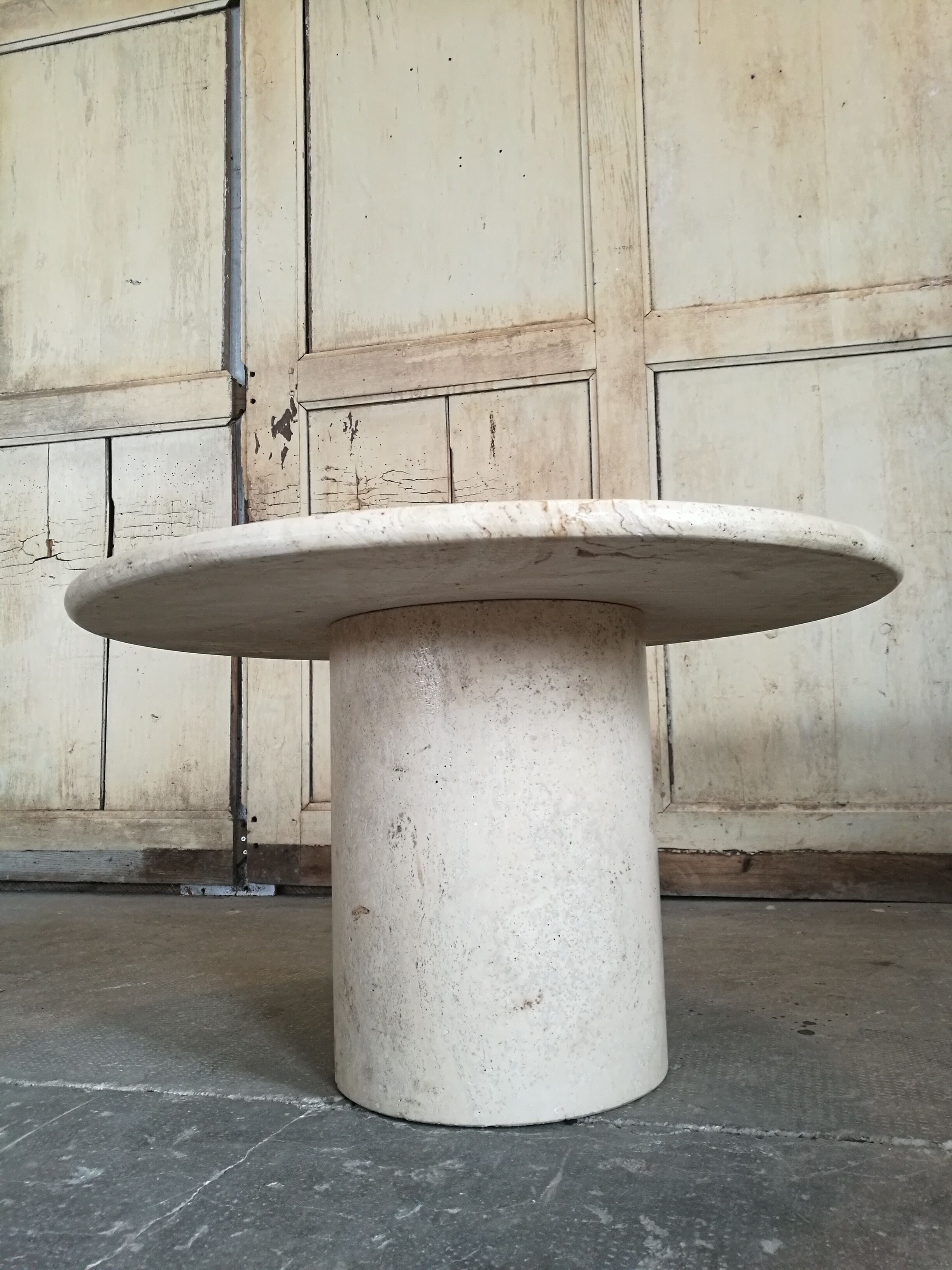 Round bass table in travertine