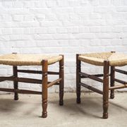 Une paire de tabourets en corde à papier