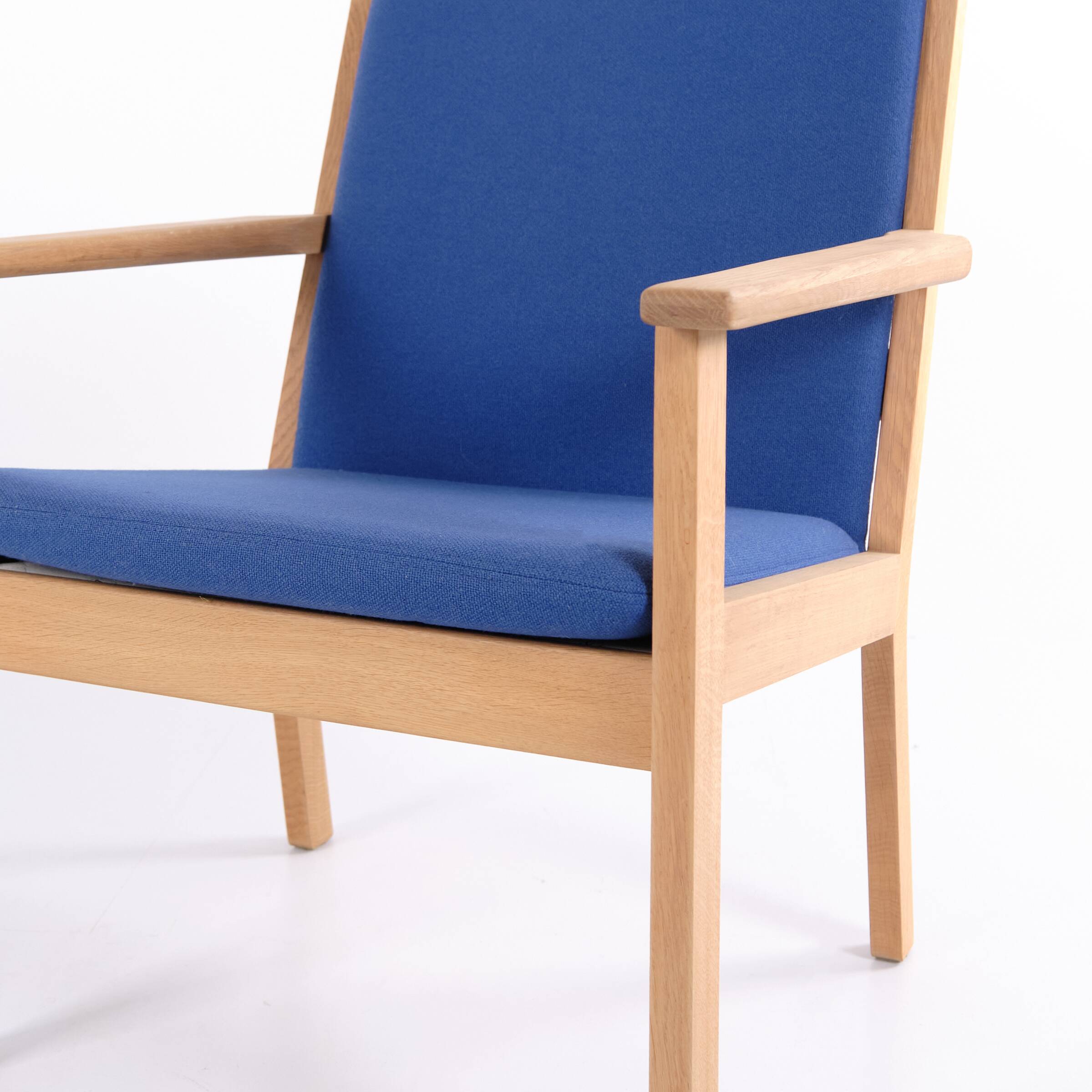 Hans J. Wegner – Lounge chair GE 284 – Getama – Oak & blue wool
