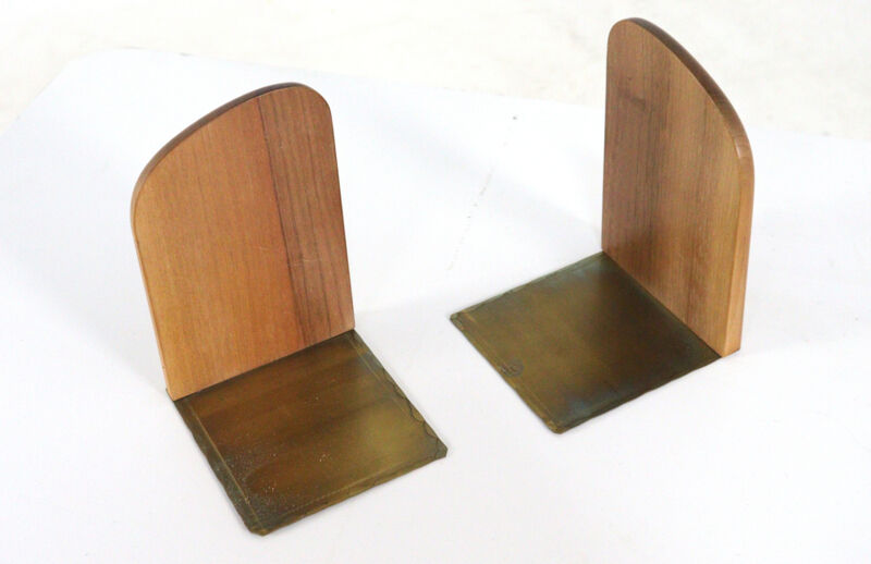 En ensemble de serre-livres en bois danois.
