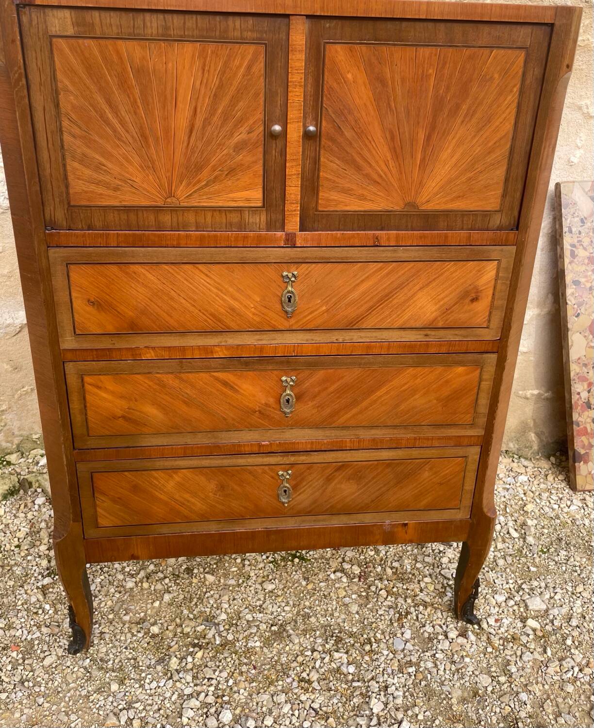 Chest of drawers with 3 drawers and 2 doors, marble top.
