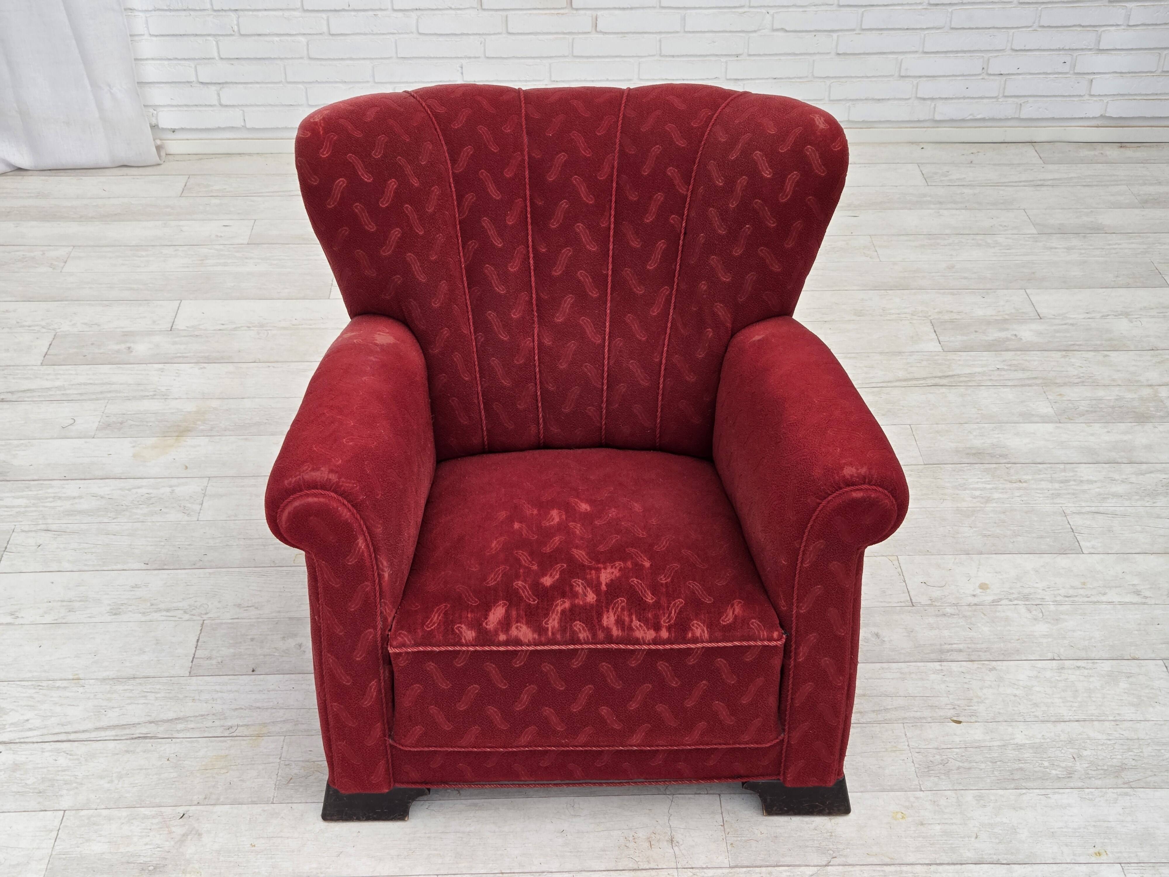 Fauteuil relax danois des années 1950, en laine rouge, bois de chêne.