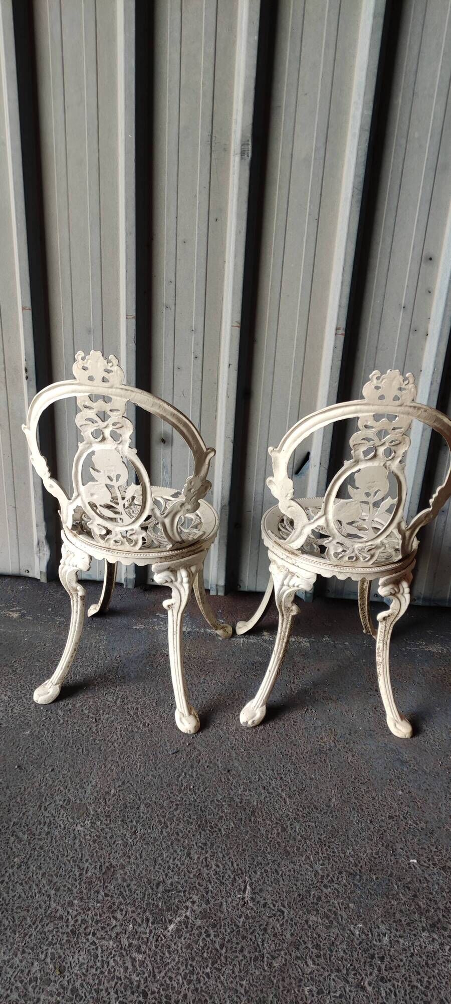 Pair of outdoor chairs in cast aluminum floral decoration