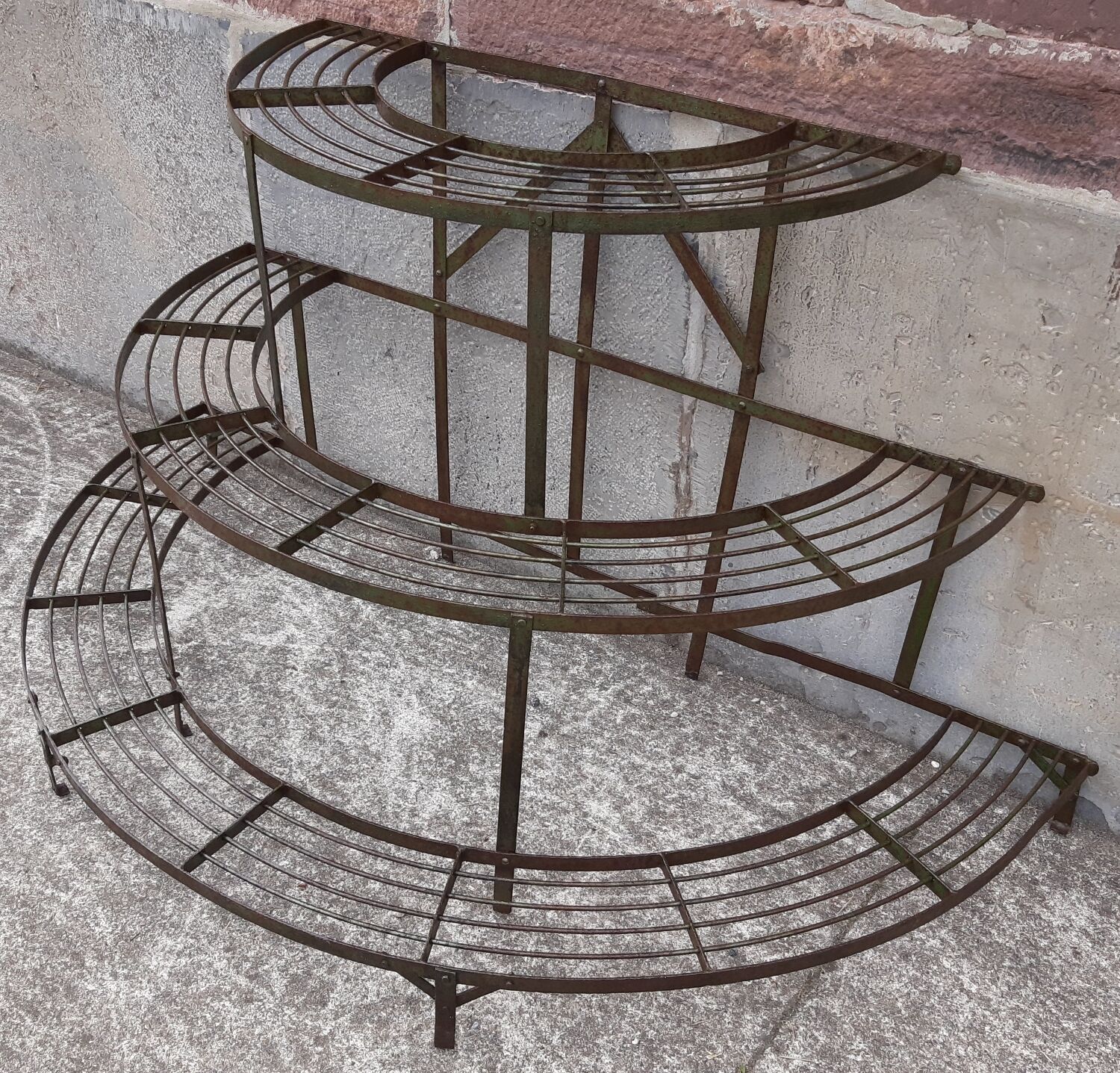 Half-moon plant holder