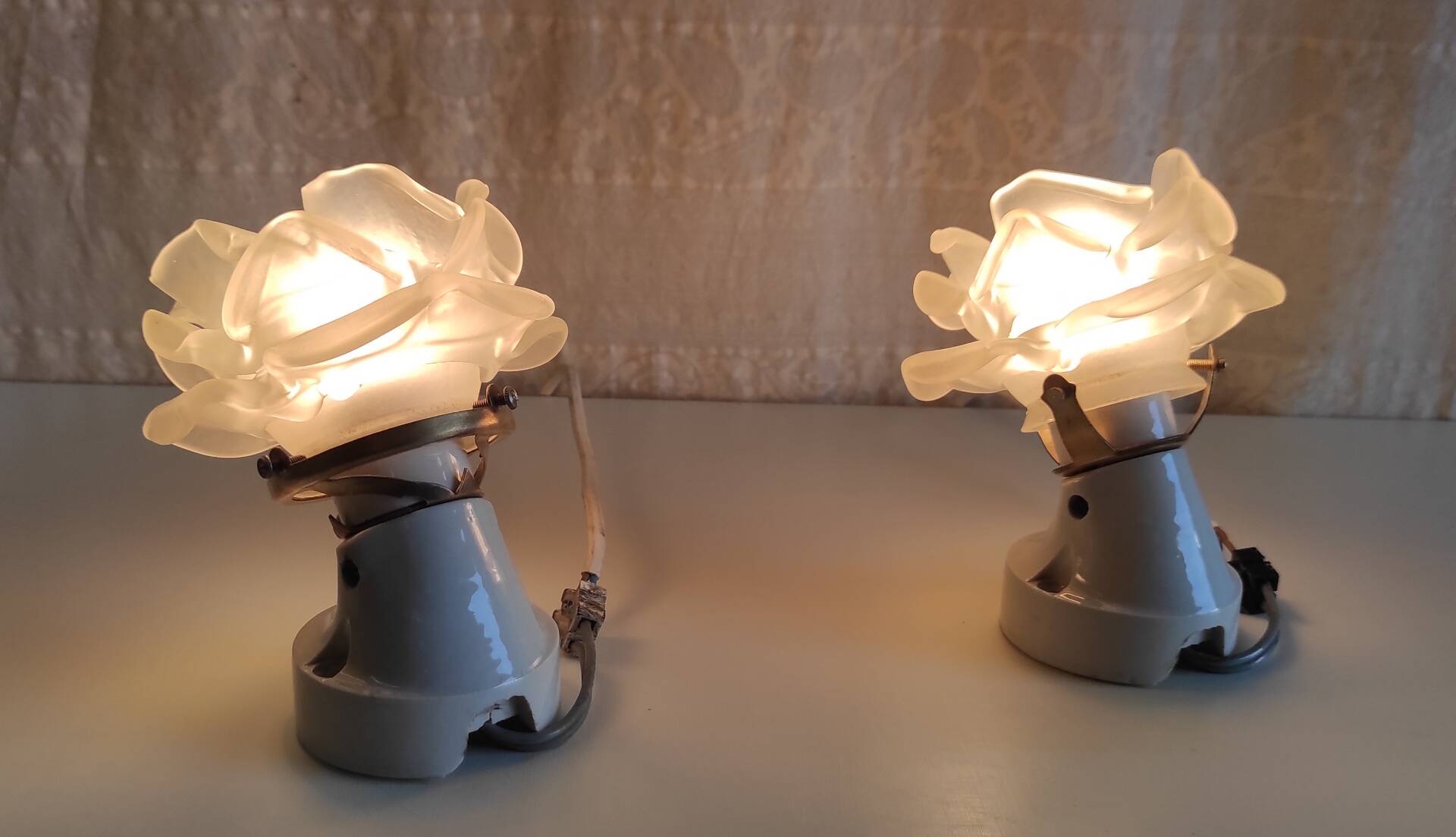 Art Deco style wall lights in porcelain and floral glass paste - 30s