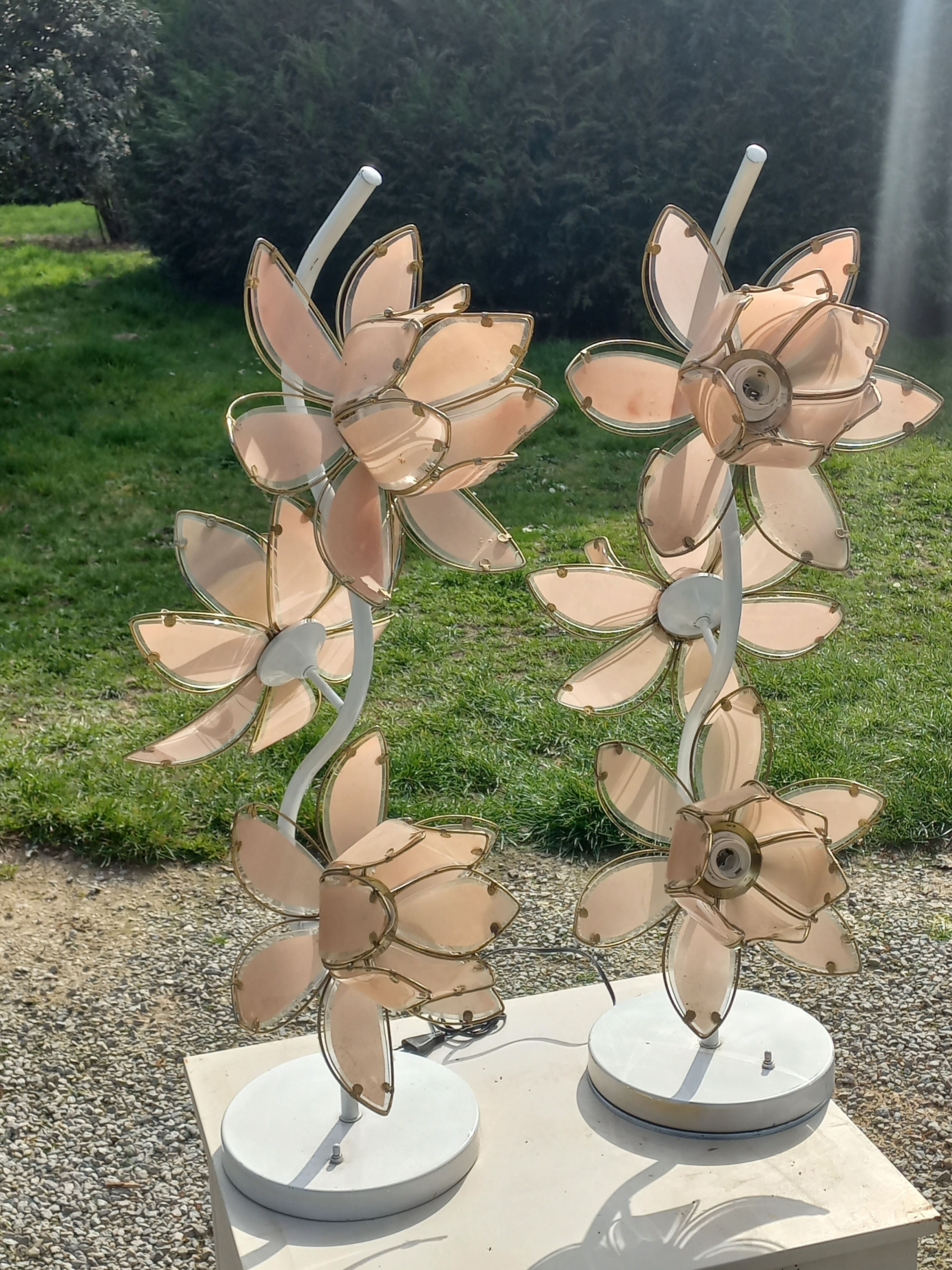 Paire de lampadaires des années 70 en métal laqué  fleurs en verre et métal doré