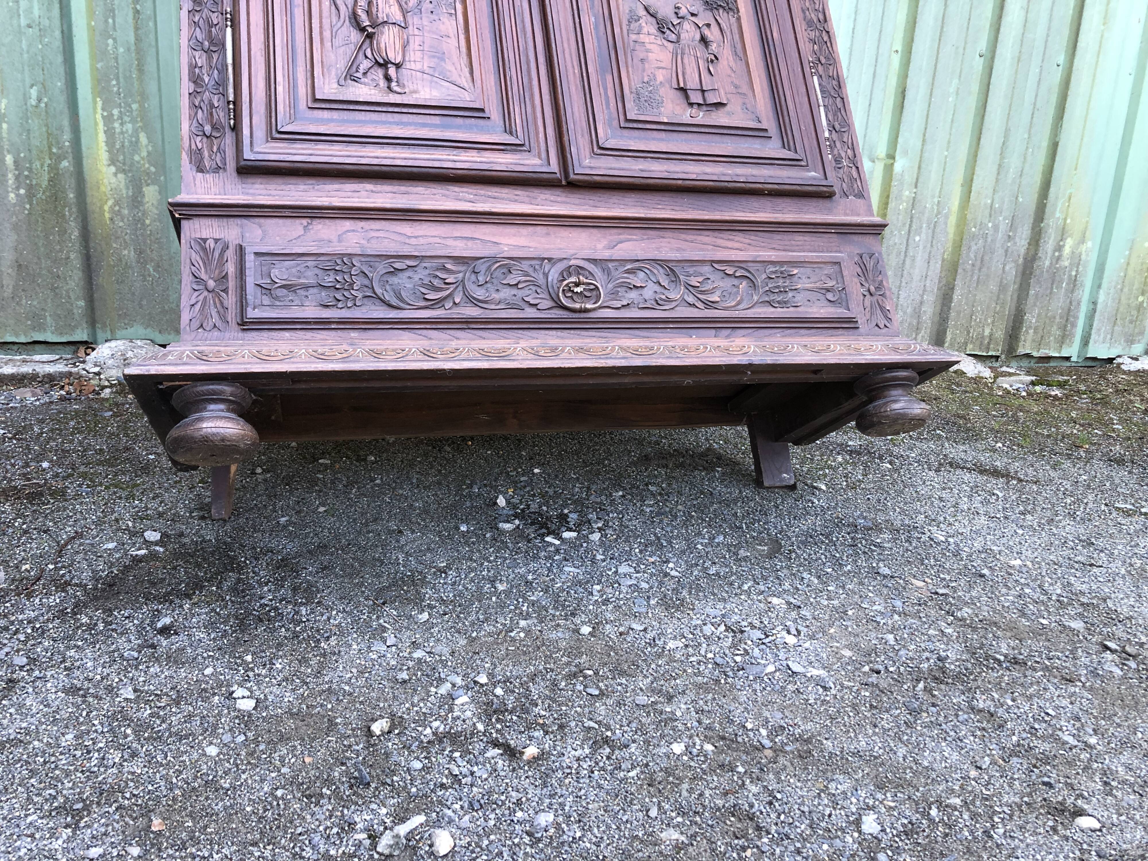 Breton cabinet with carved characters of the early 20th century with 2 doors and 1 oak drawer.