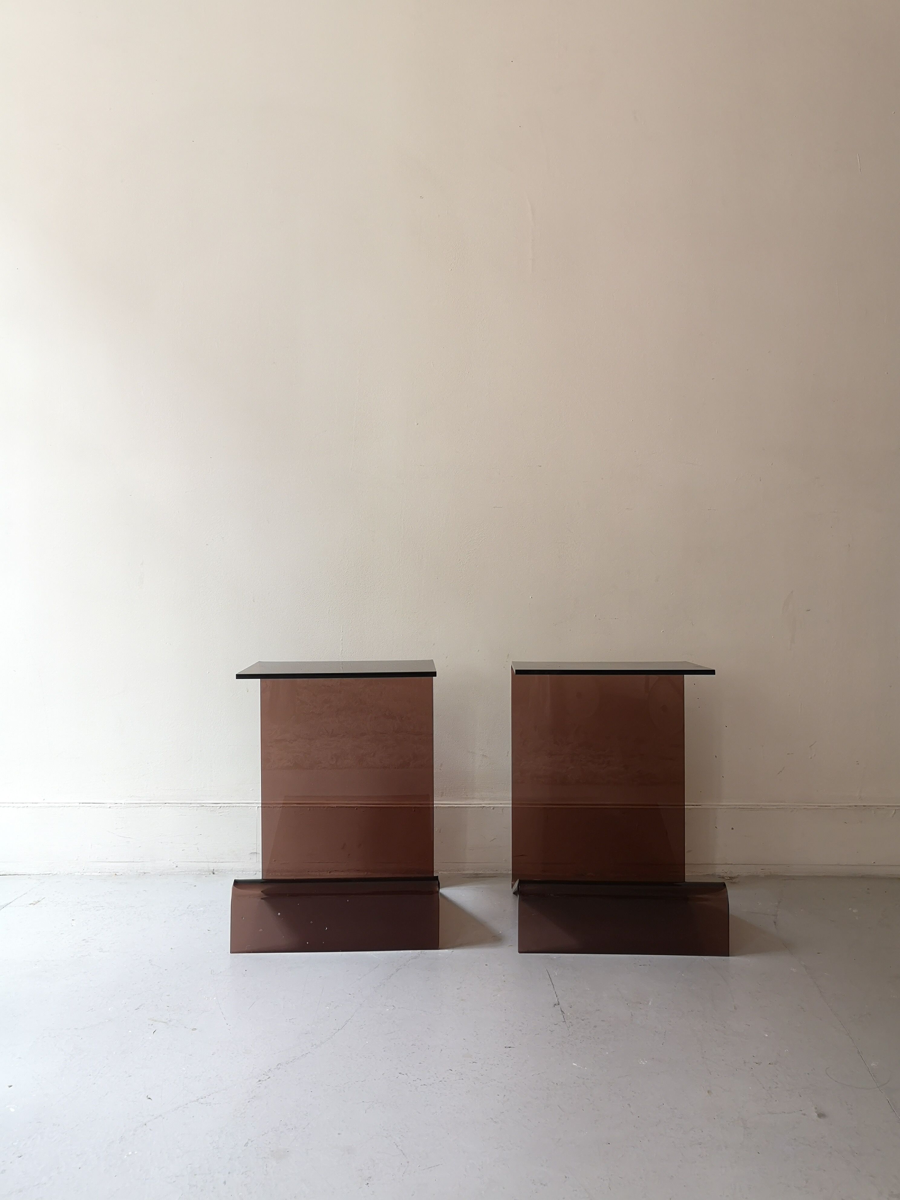 Set de 2 tables de chevets en plexiglas fumé, Design 1970