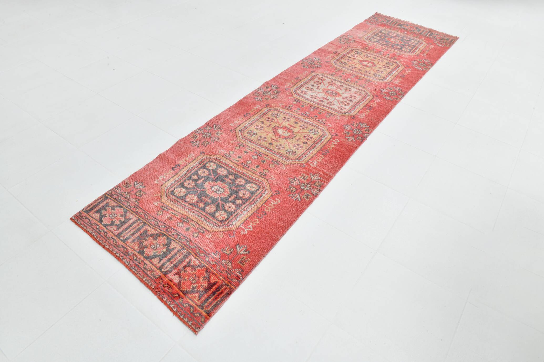 Tapis couloir vintage corail et beige aux motifs orientaux adoucis