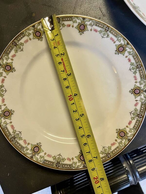 Service à dessert en porcelaine de limoges 13 pièces