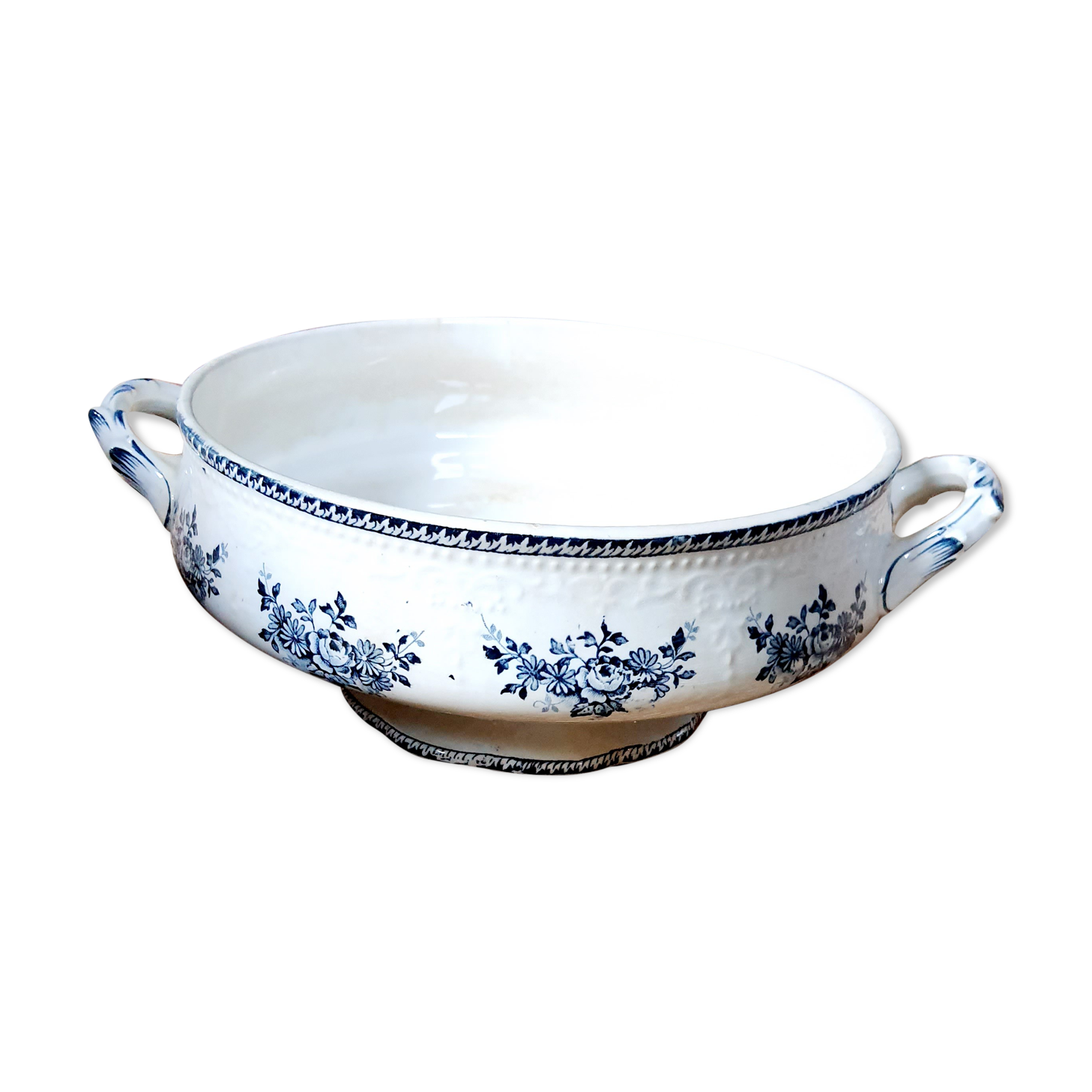 Hollow dish has handles on footdle Badonviller model Richelieu