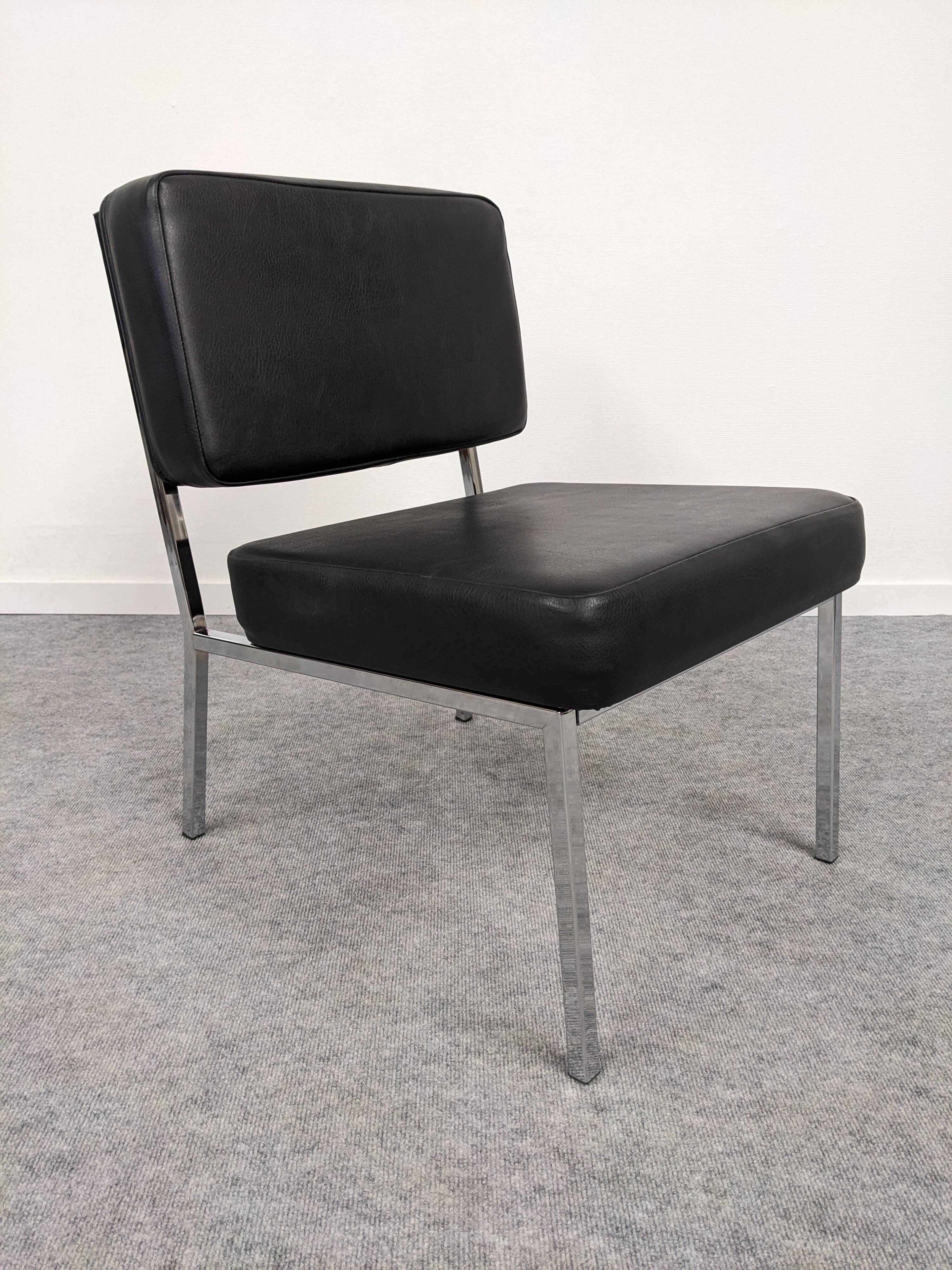 Série de 4 chauffeuses modernistes, années 70-80