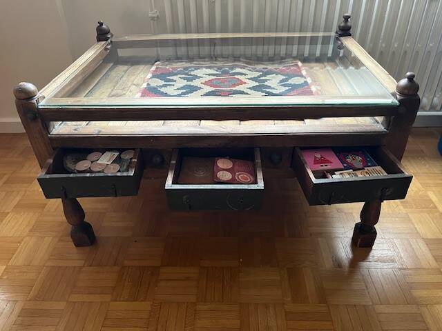 Table basse en bois massif avec tiroirs et plateau en verre – pièce unique
