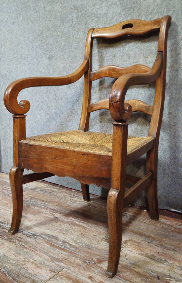 Fauteuil Empire en noyer massif avec assise en paille tressée