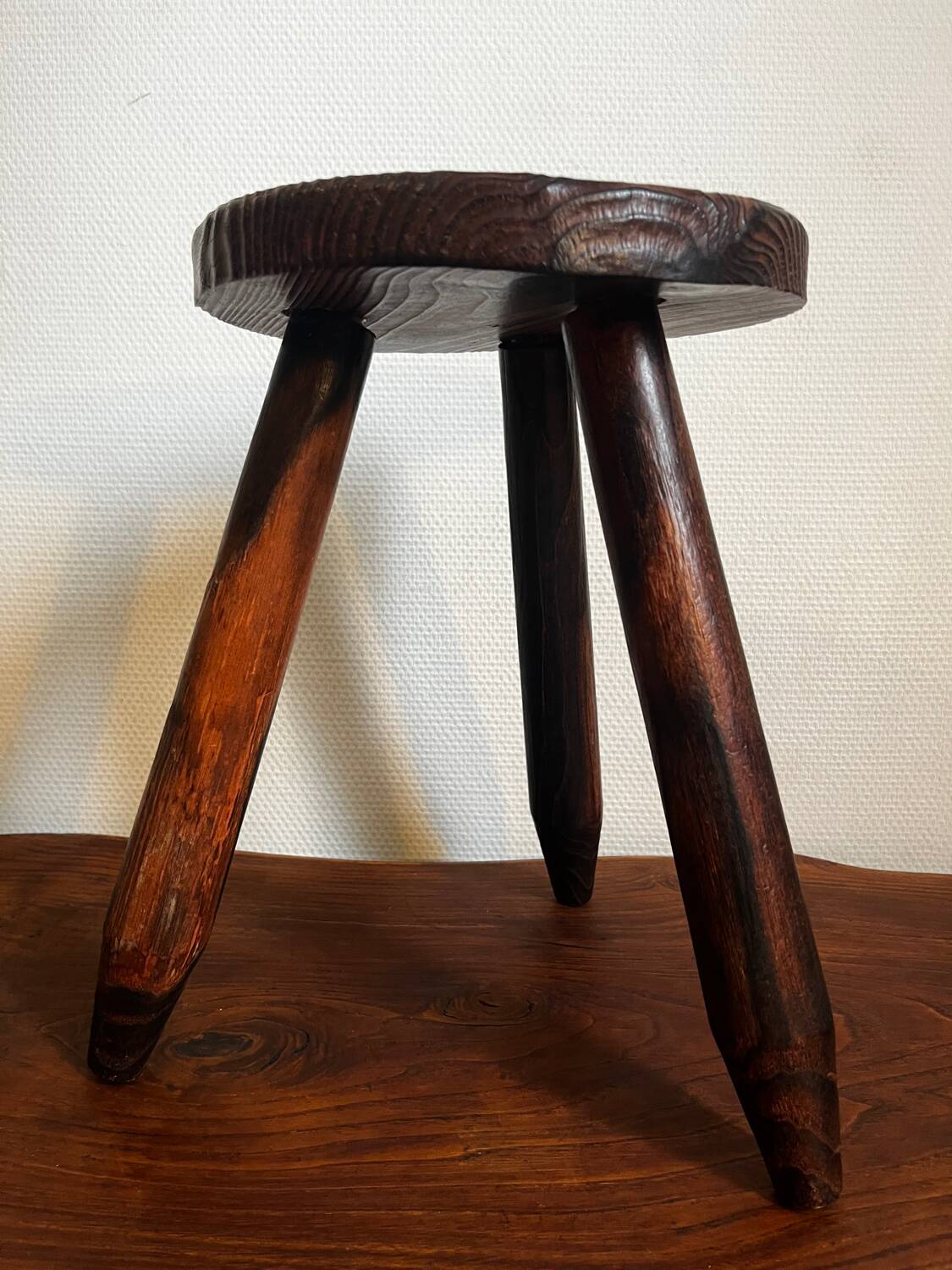 Tabouret tripode en bois sculpté