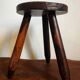 Tabouret tripode en bois sculpté