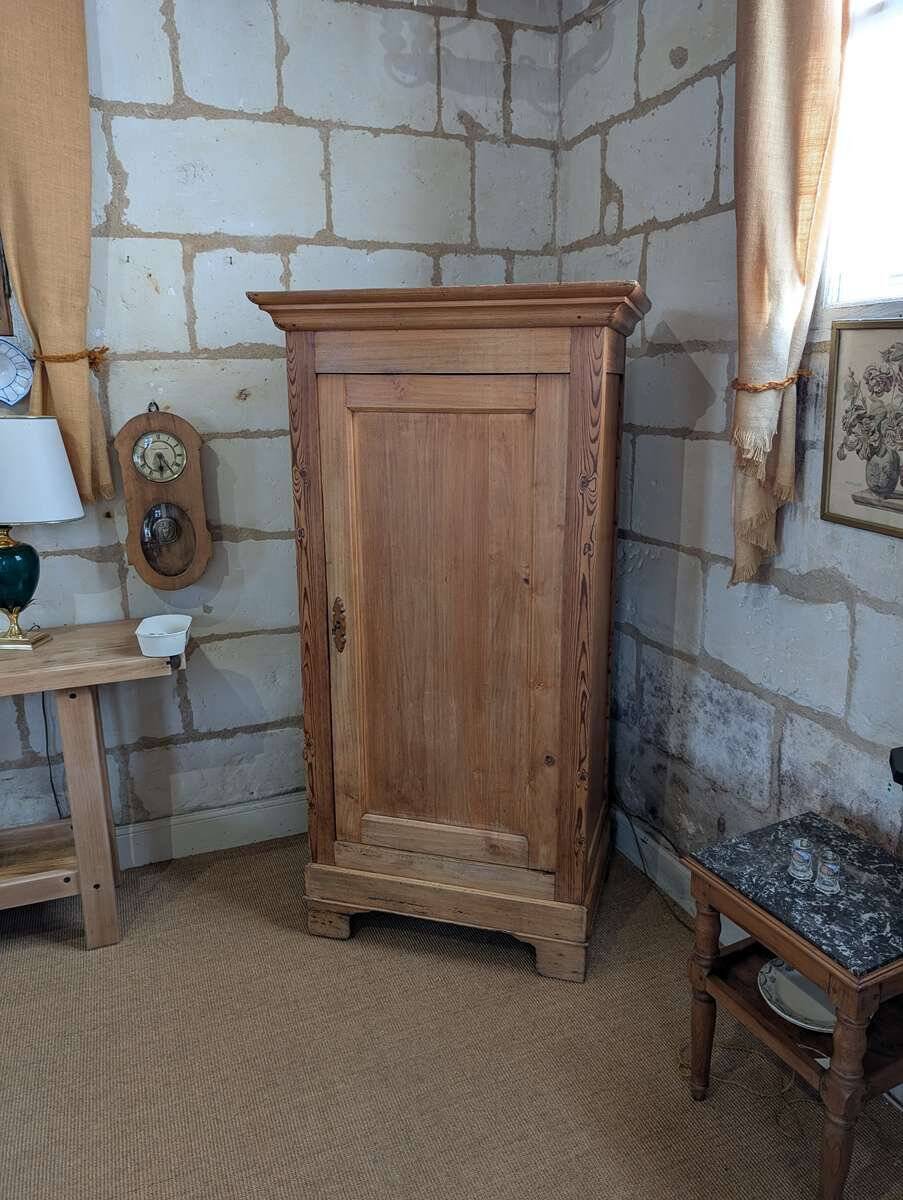 Antique bonnetière