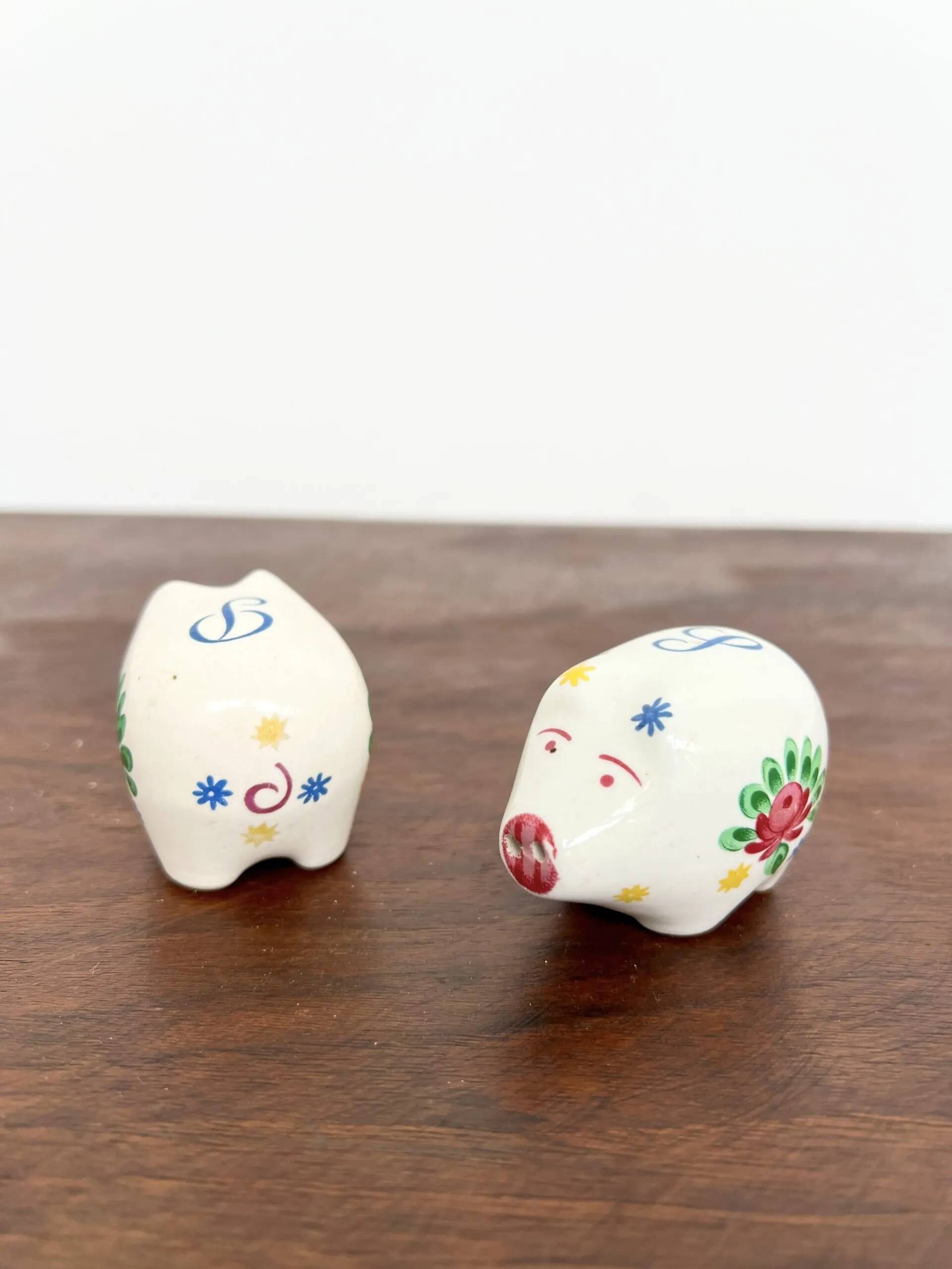 Ceramic pig salt and pepper shaker set