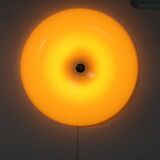 Grande applique murale italienne moderne du milieu du siècle en plexiglas et laiton