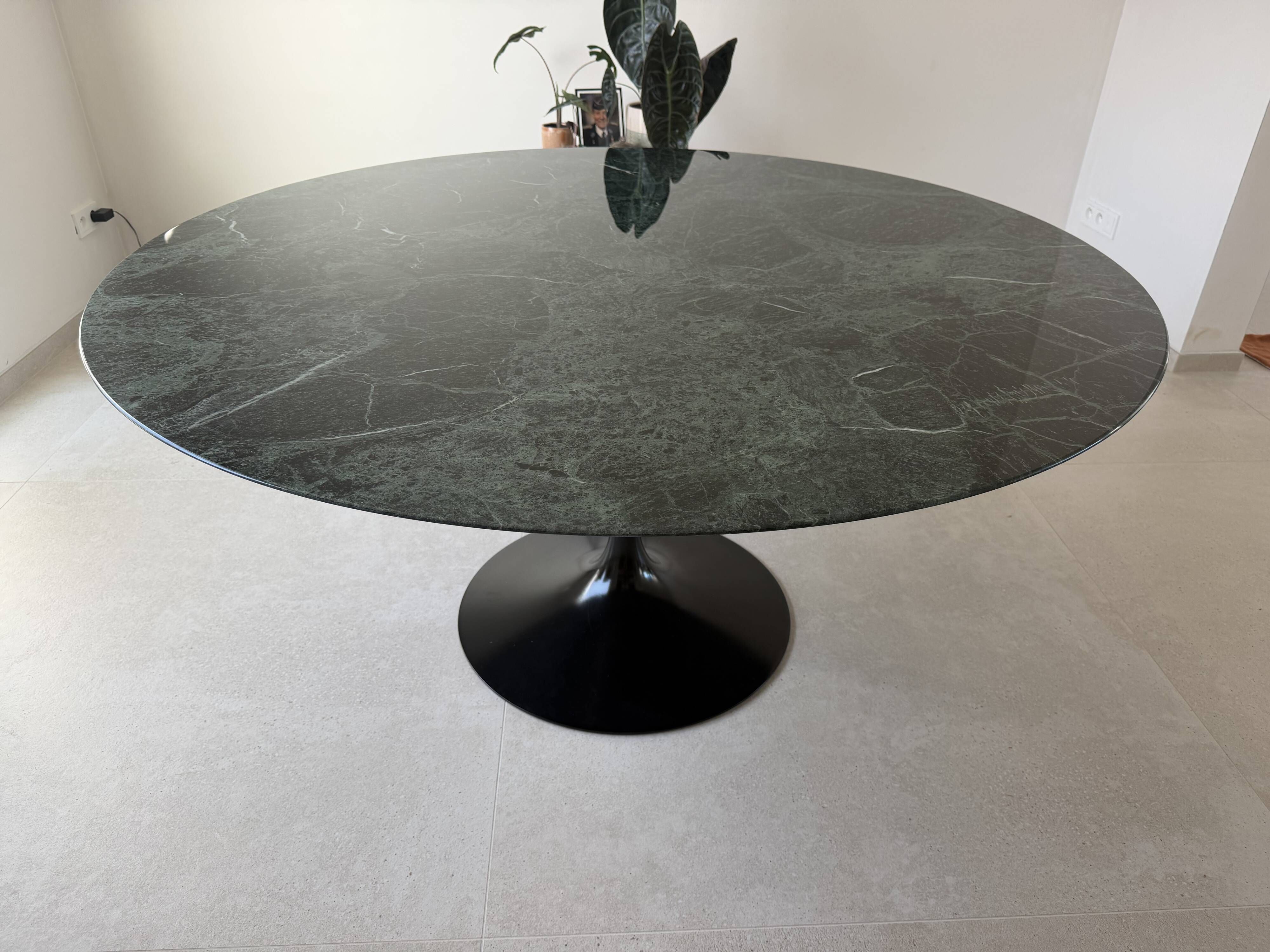 Original Knoll tulip dining table (137cm) glossy alpine green in new condition!!
