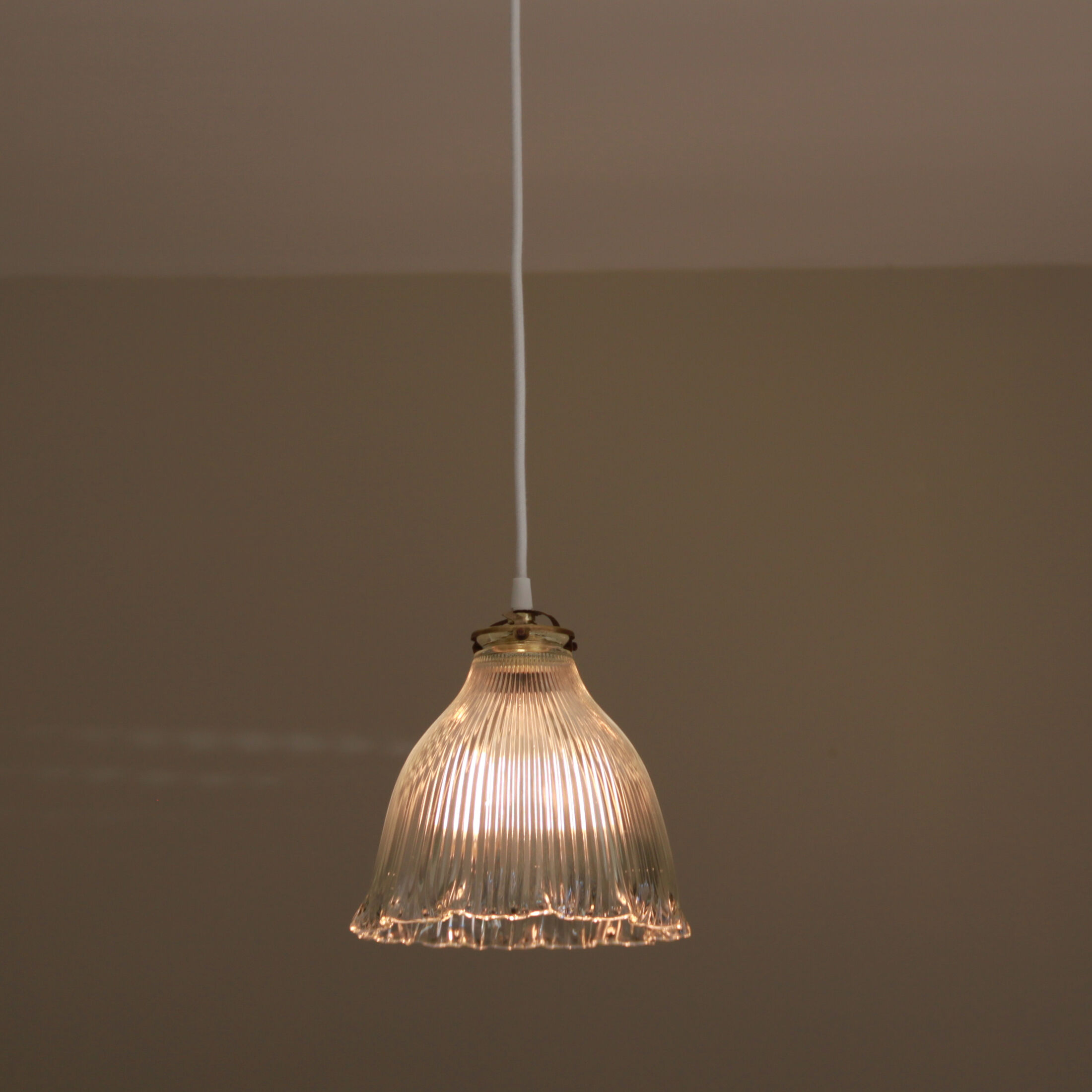 Large suspension in holophane pleated glass prismatic old lampshade